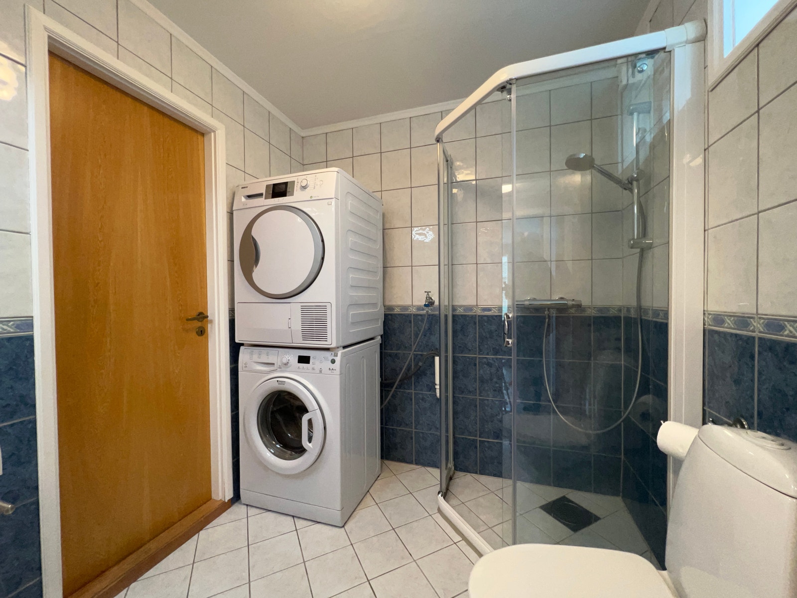 Bad med vaskemaskin og tørketrommel Galleribilde