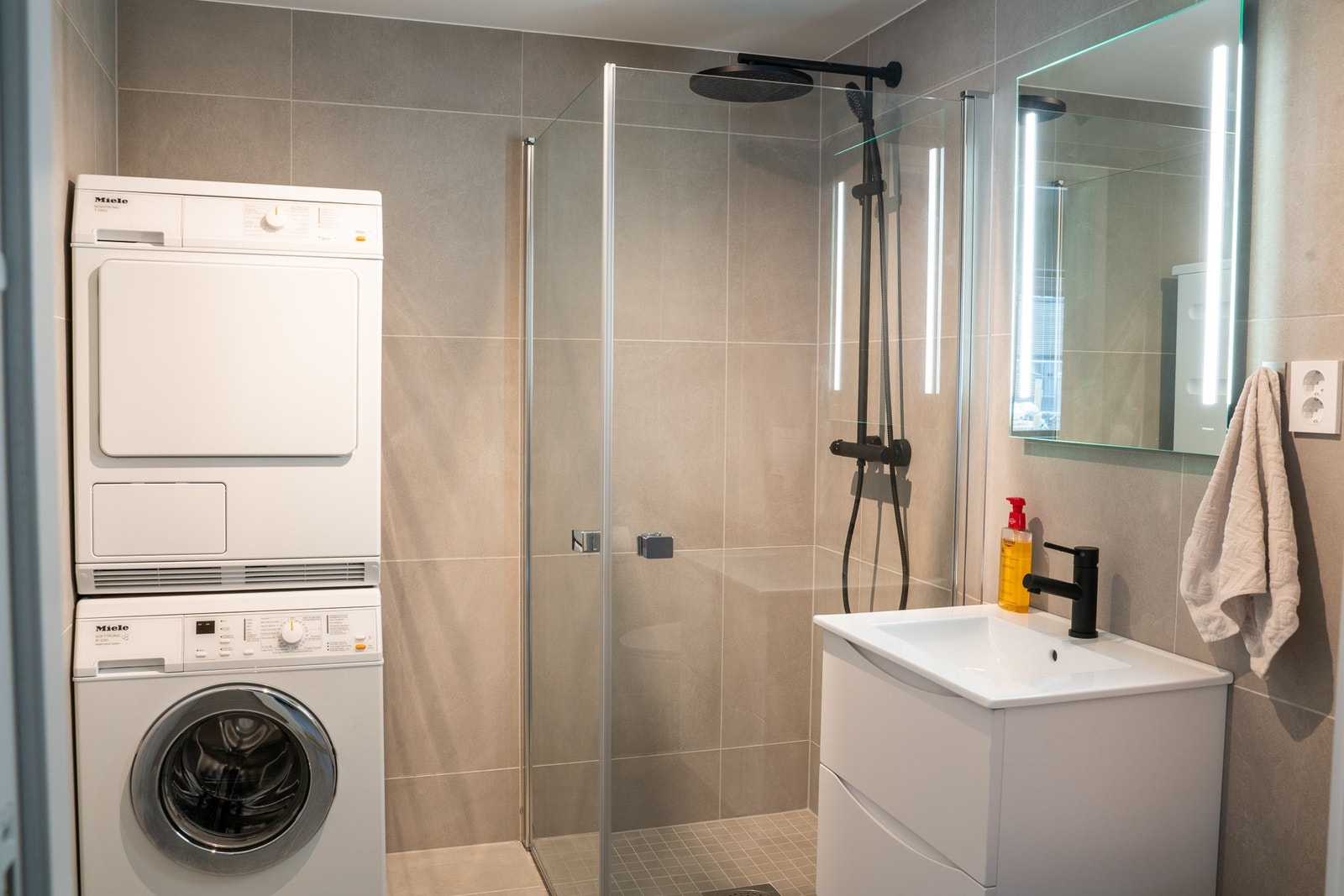 Bad, medfølger vaskemaskin og tørketrommel Galleribilde