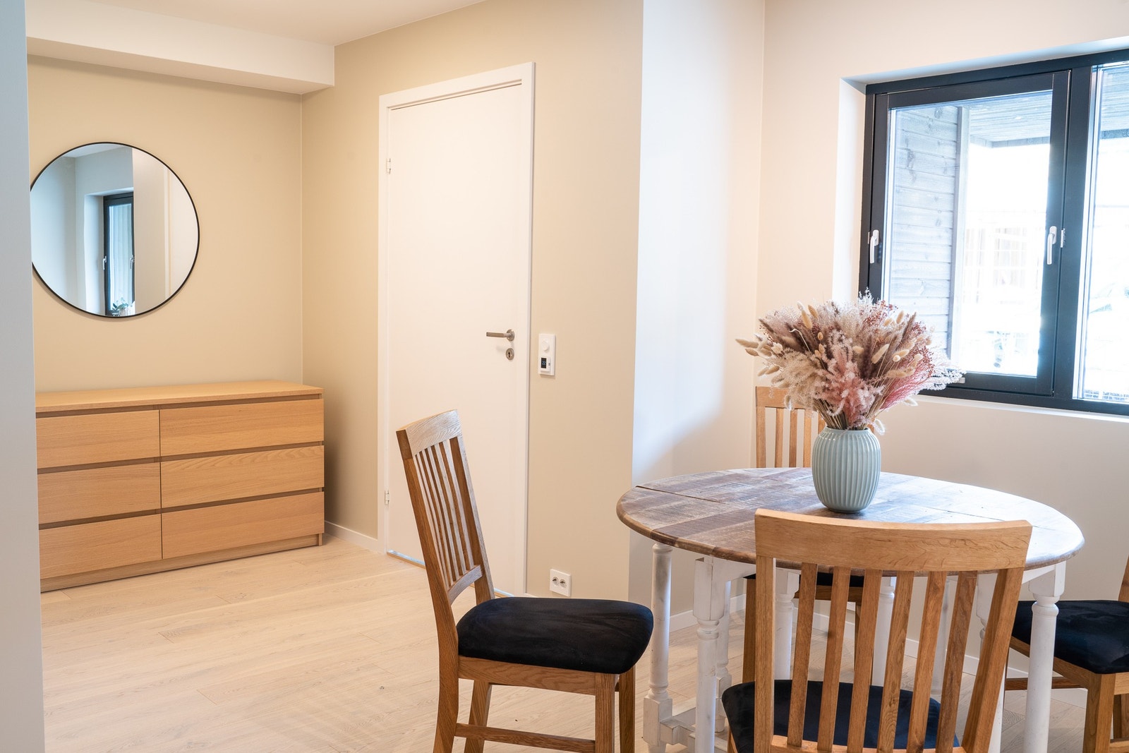 Spisegruppe og oppbevaring i kommode Galleribilde