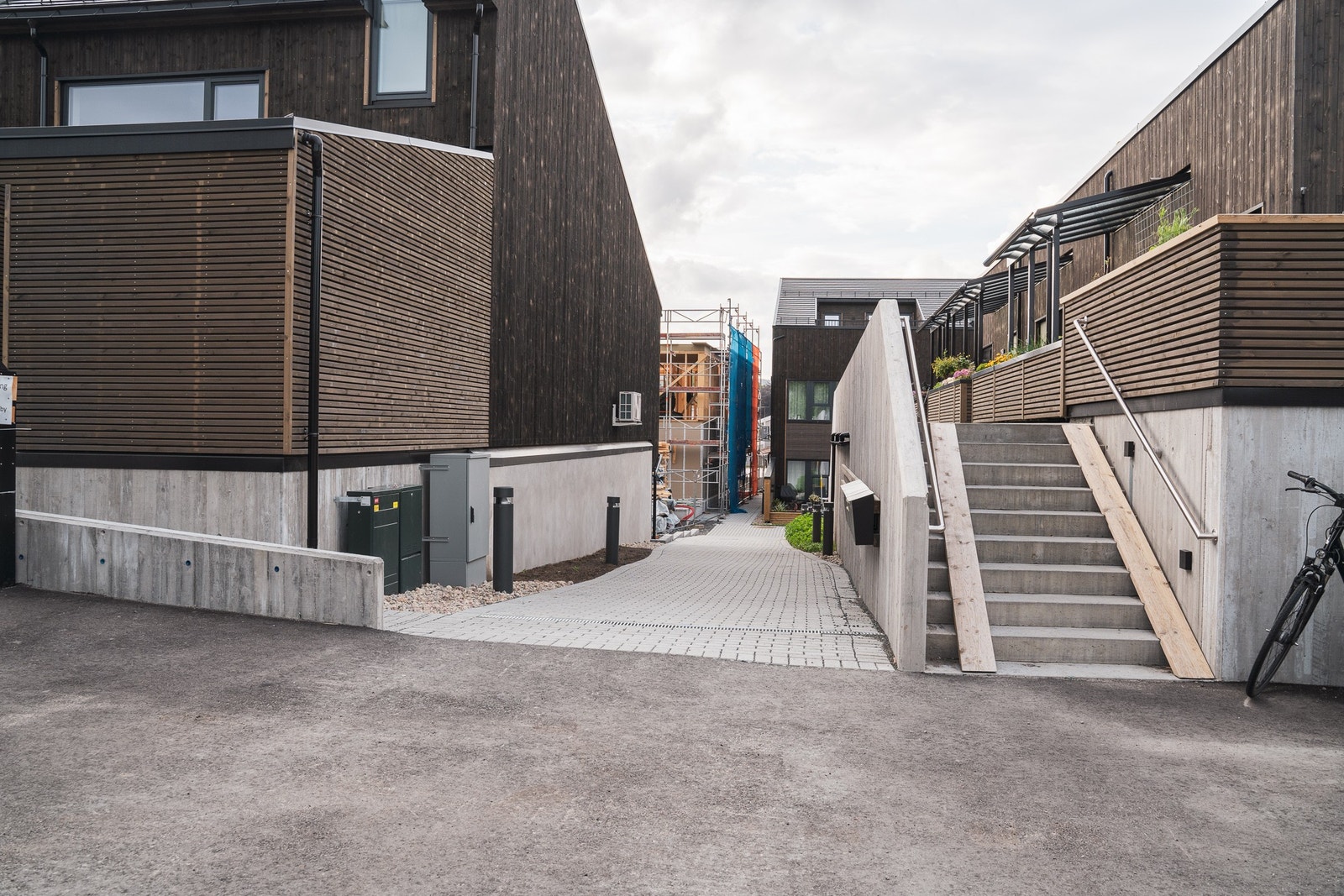 Fasade, ned til bakgård og inngang hybel. Galleribilde