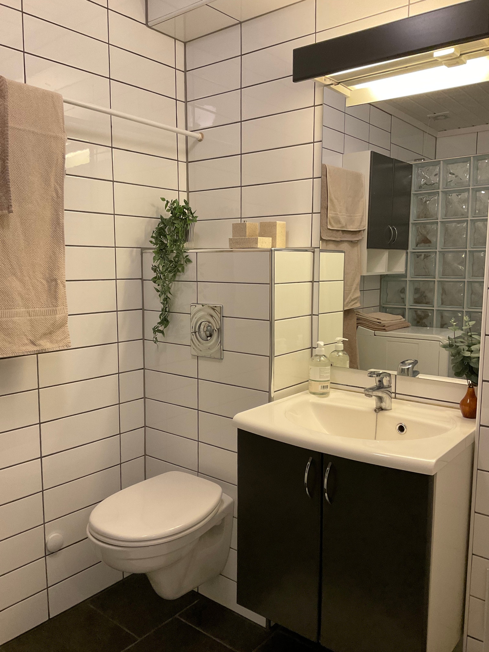 Bad med vegghengt toalett Galleribilde