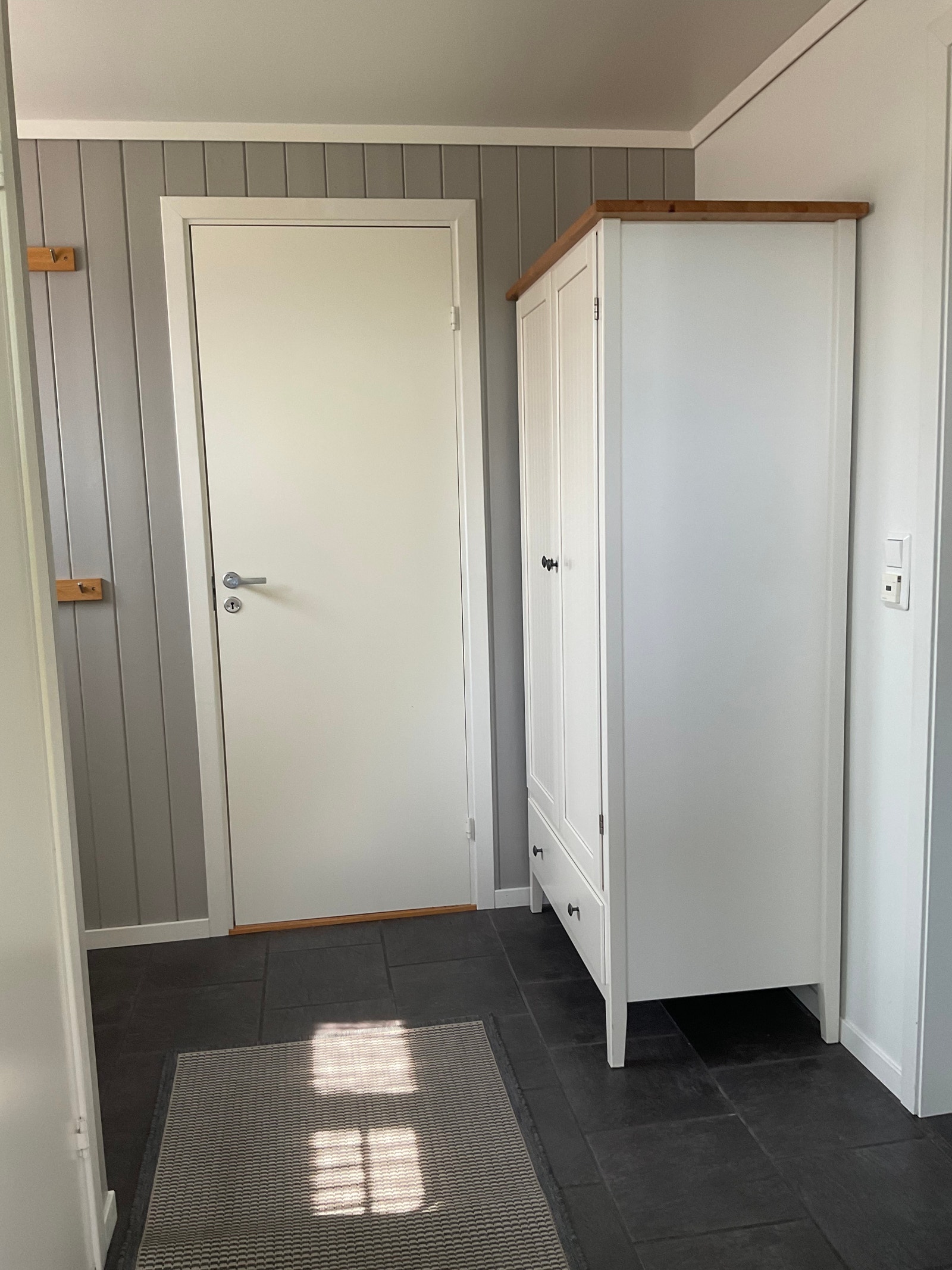 Entre med garderobeskap Galleribilde