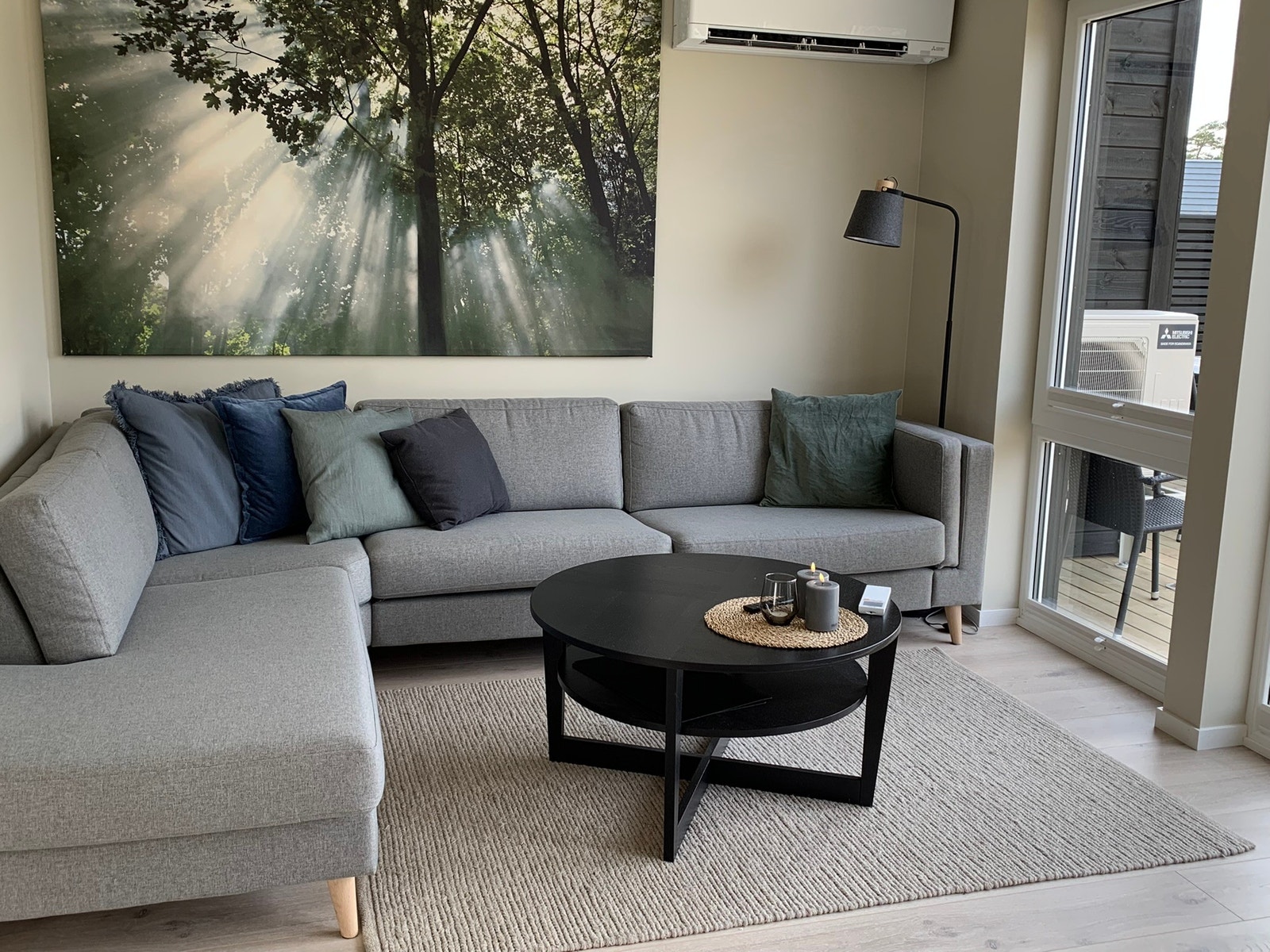 Hjørnesofa med plass til mange + 2 ekstra sofa stoler Galleribilde