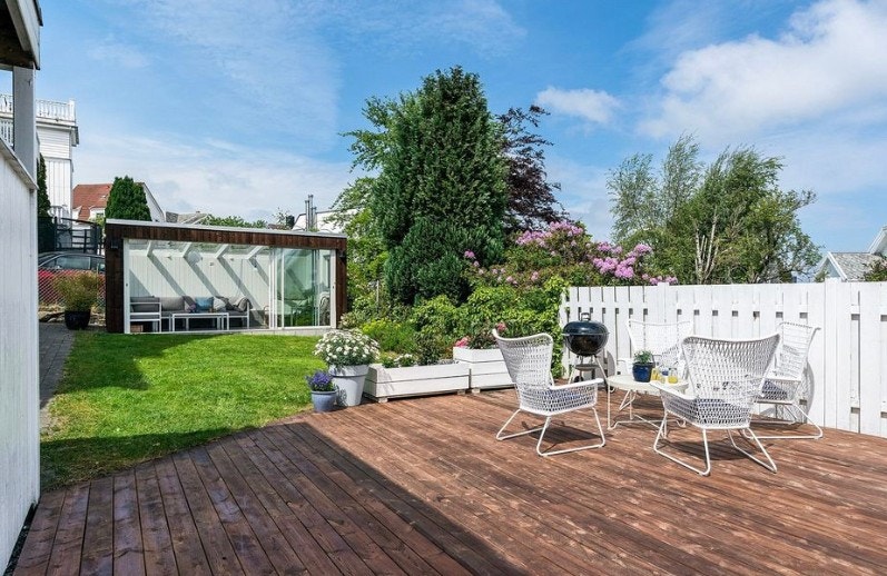 Utleiere sin hage, terrasse og hagestue, men kan leies ut til leieboere ved anledninger Galleribilde