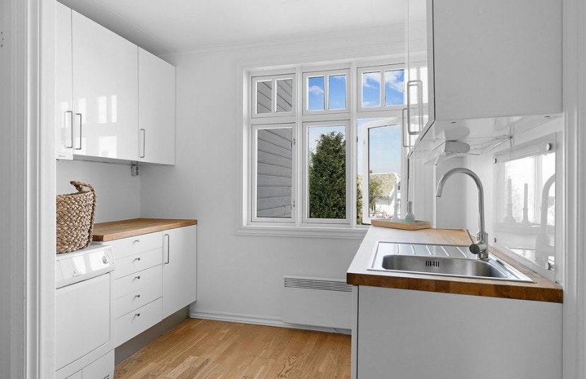 Kjøkken. Bildet er fra da vi brukte dette som vaskerom, vi har omgjort (hvitevarer) til kjøkken i ettertid. Galleribilde