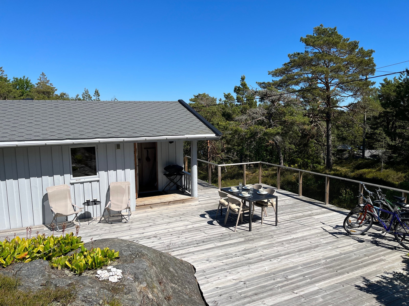 Deilig terrasse rundt hele hytta Galleribilde