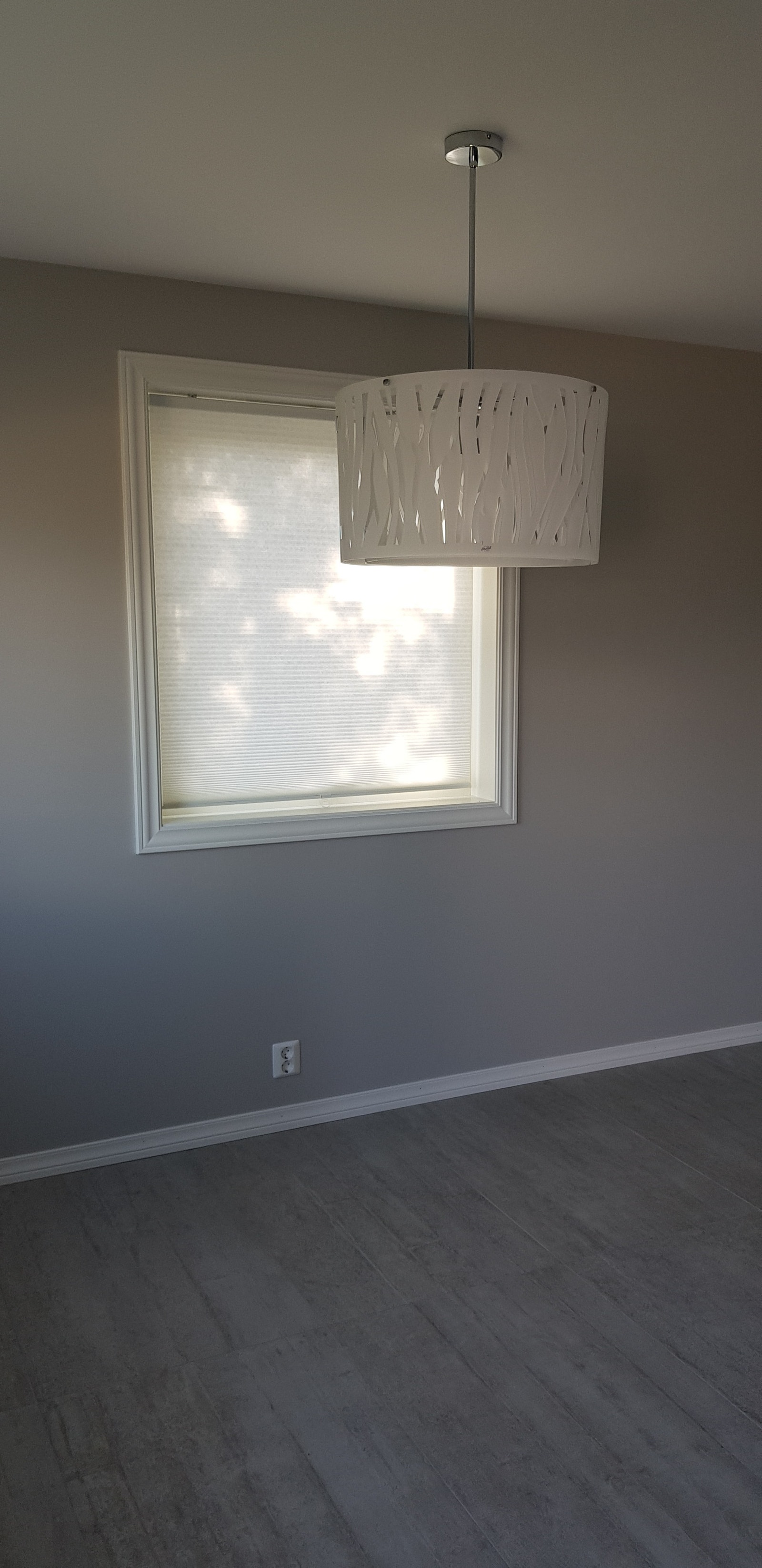 Stue. Plisse på vinduer. Det er to vinduer i stua. Galleribilde