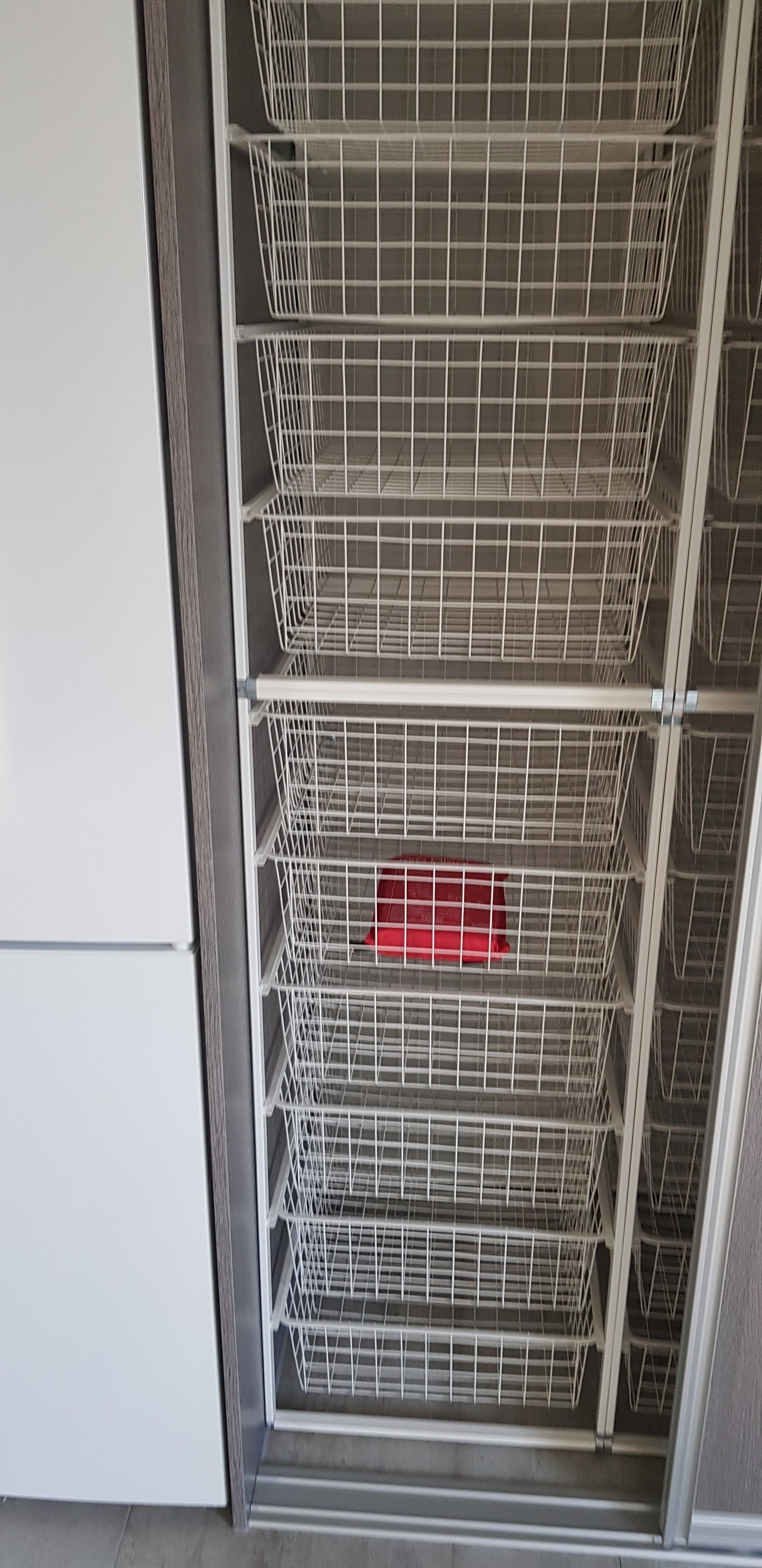 Trådkurver/skyvedørsgarderobe ved inngangen- mange flere kurver på høyre side også. Galleribilde