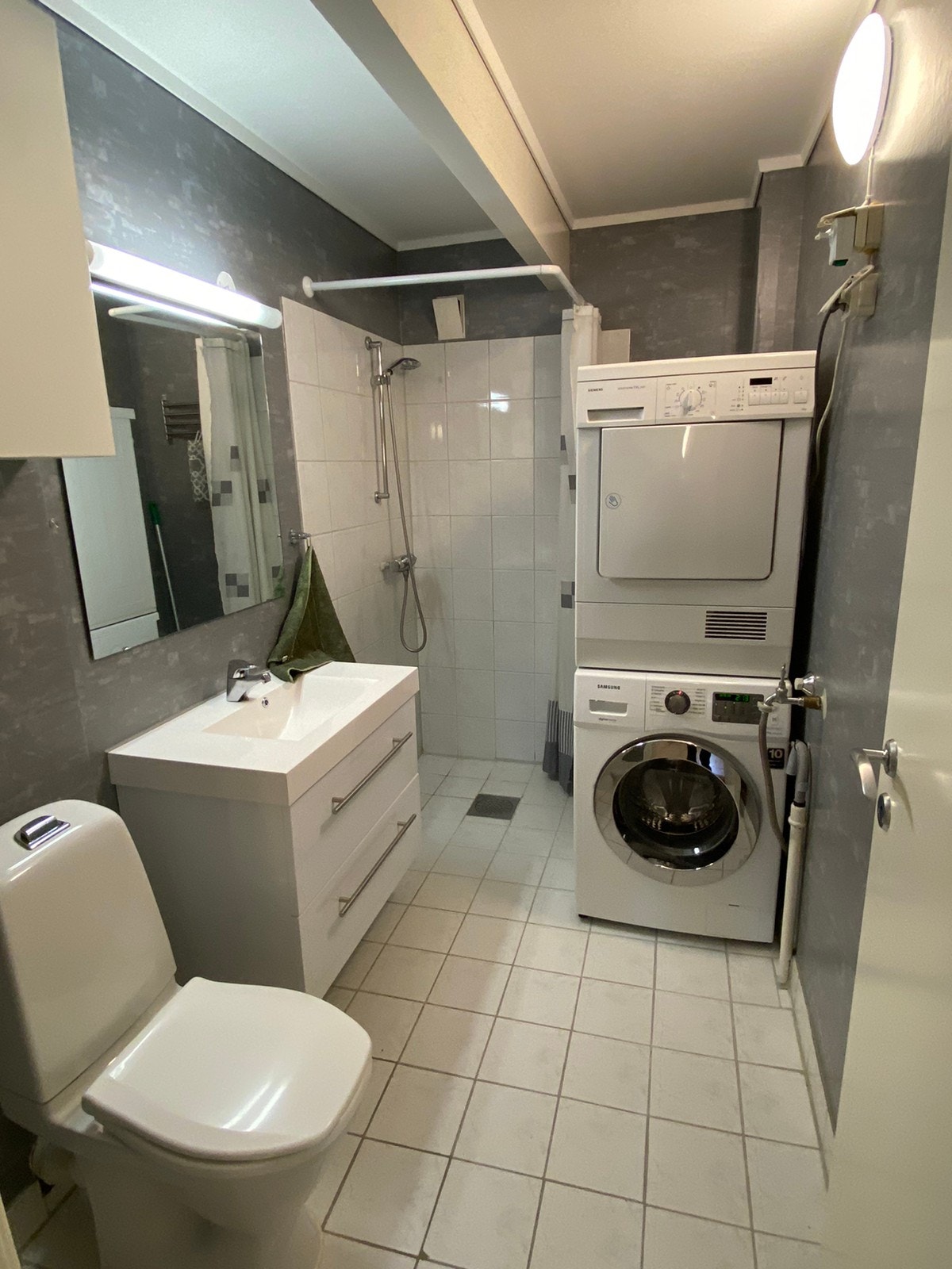 Med vaskemaskin og tørketrommel Galleribilde