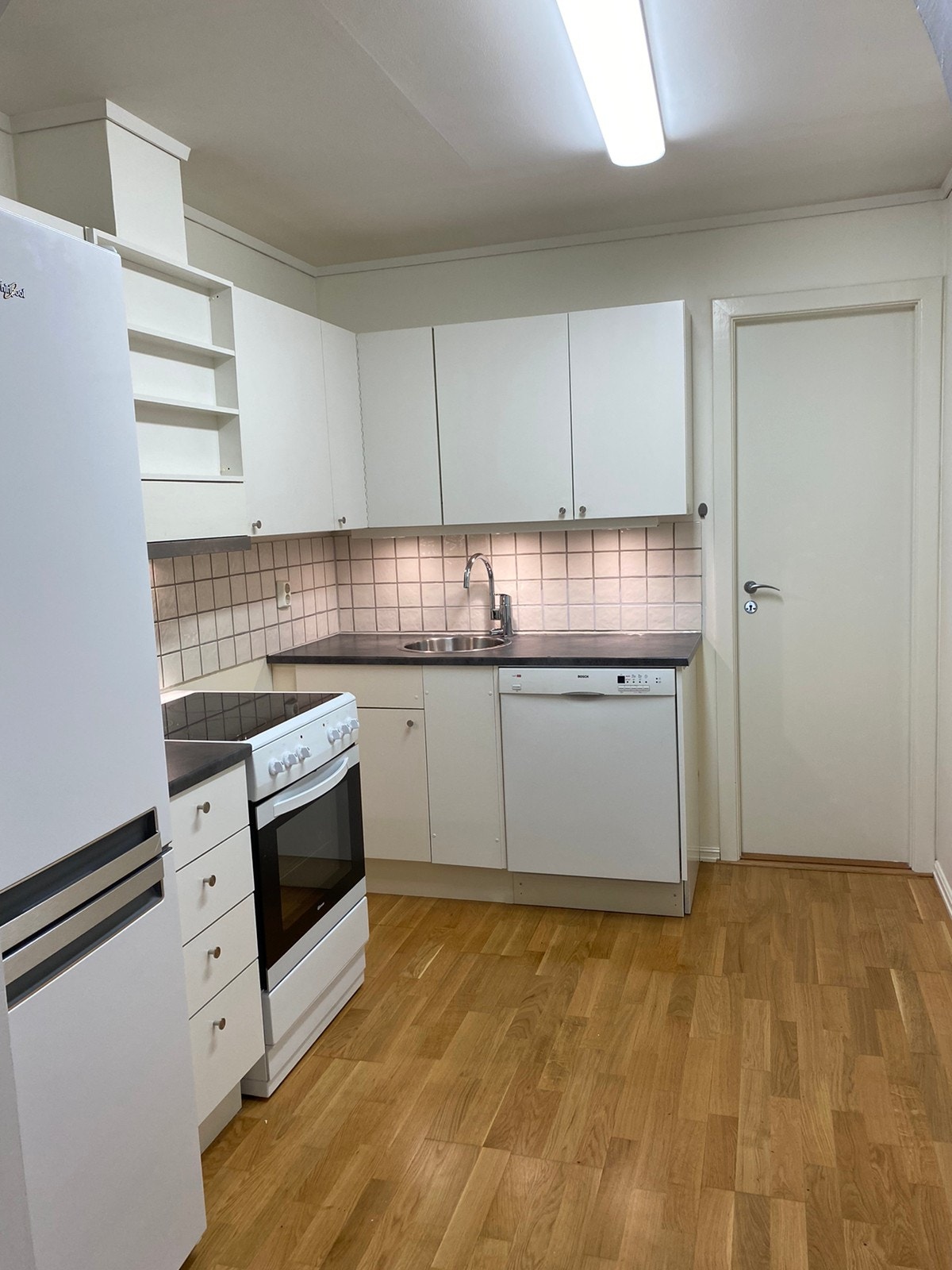 Oppvaskmaskin, kjøl-frys, komfyr, microbølge ovn Galleribilde