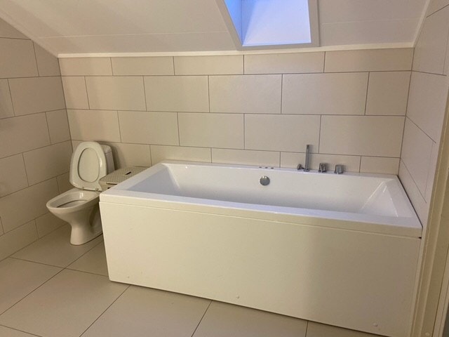 Toalett og boblebad på bad Galleribilde