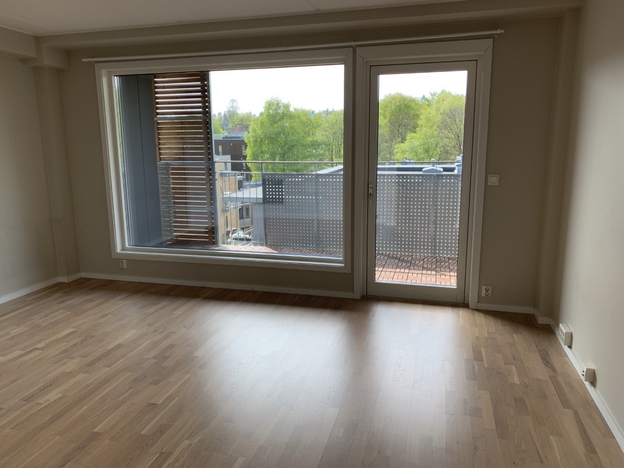 Stuen med utgang til romslig terrasse Galleribilde