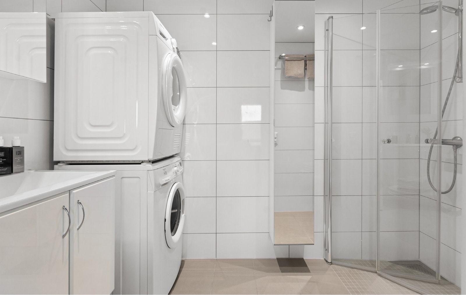 Badet med vaskemaskin og tørketrommel Galleribilde