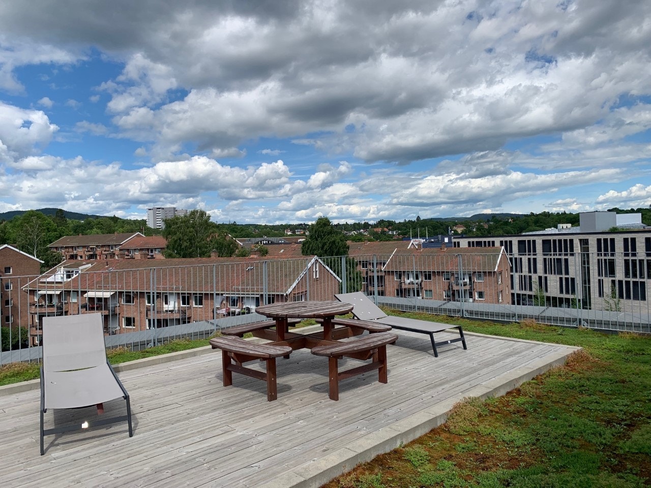 Takterrasse med solsenger Galleribilde