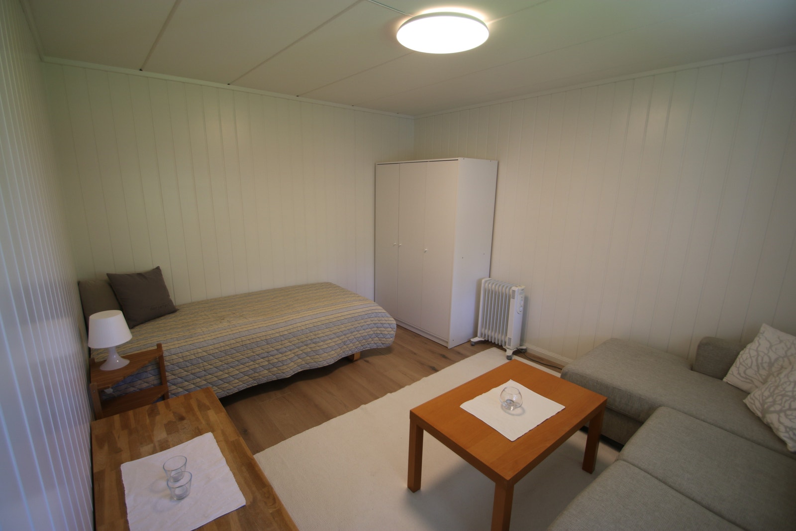 Stue/soverom i ett og samme rom Galleribilde