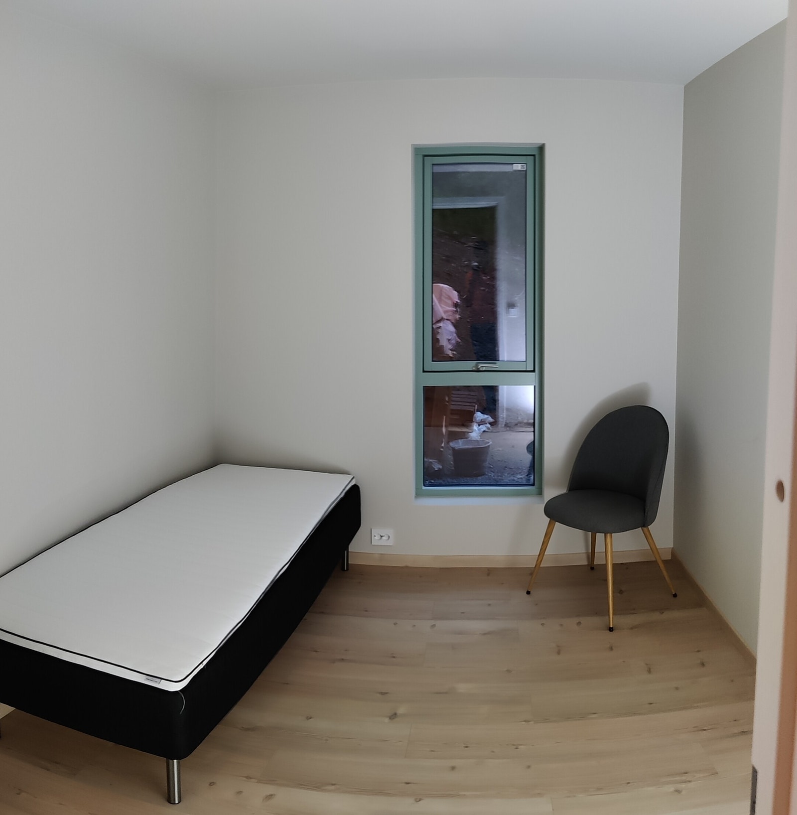 3 soverom med seng og garderobeskap Galleribilde