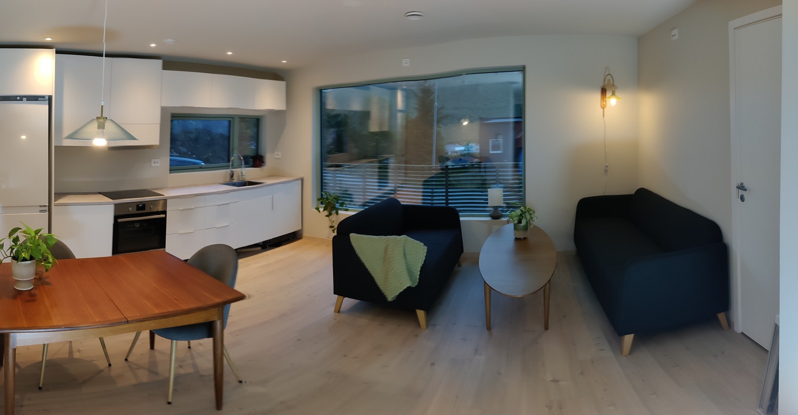 Stue og kjøkken med vannbåren varme i gulvet Galleribilde