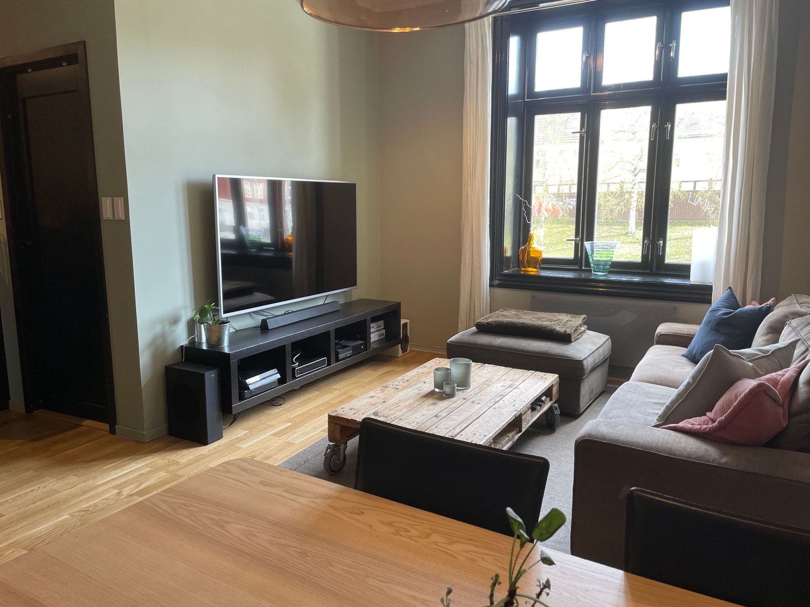 Stue med TV Galleribilde