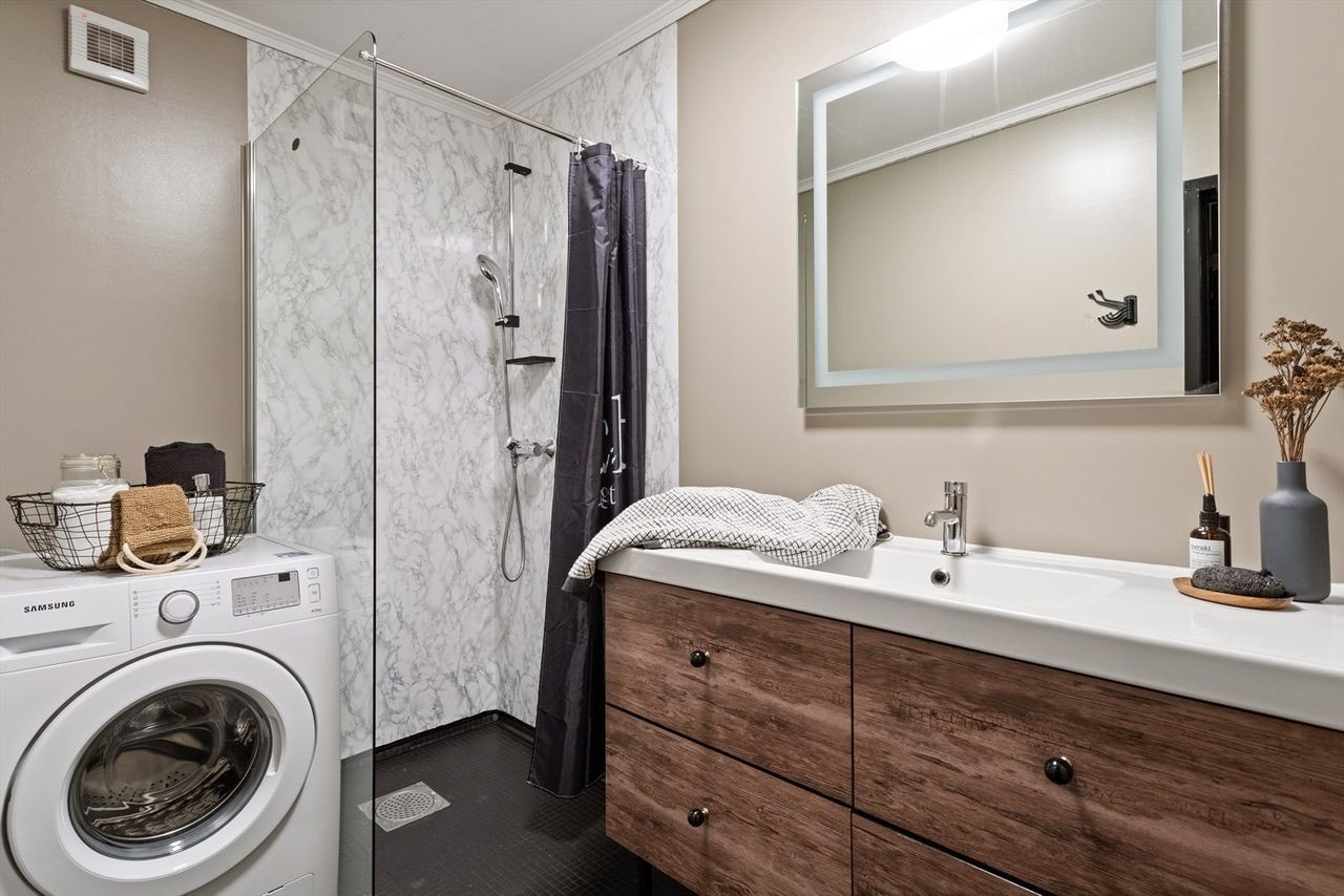 Bad med vaskemaskin Galleribilde