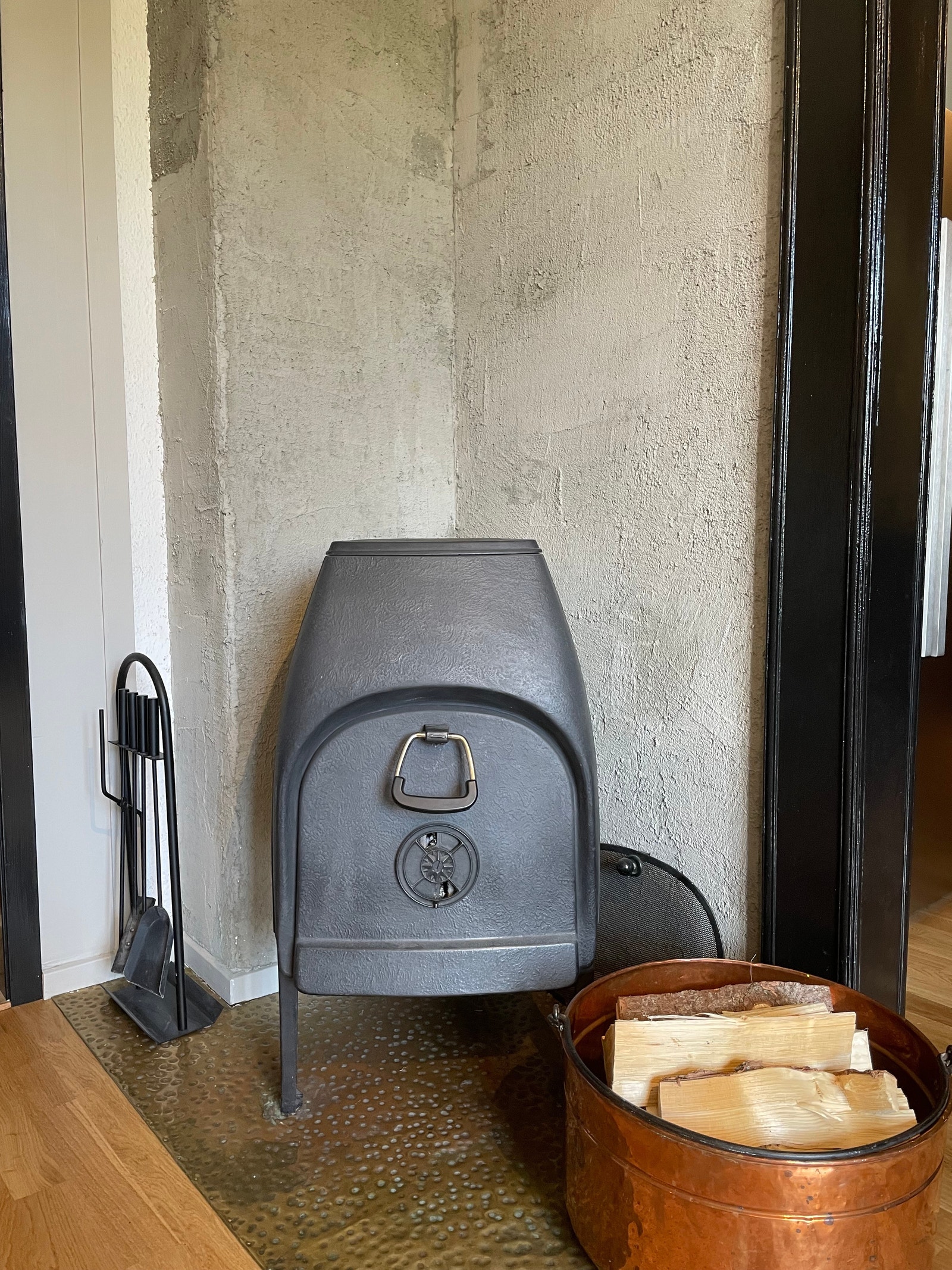 Stue med vedovn Galleribilde