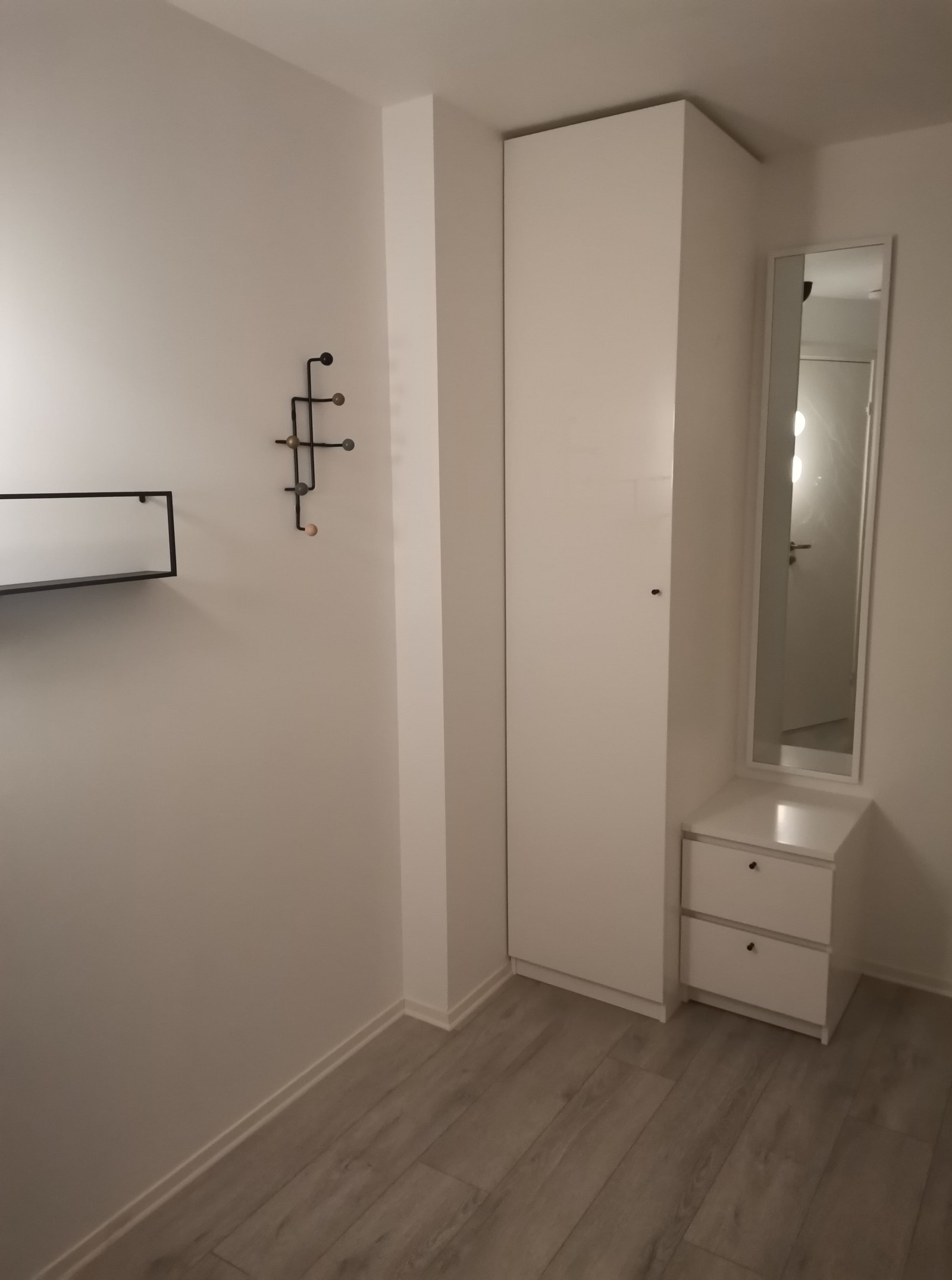 Funksjonell oppbevaring i alle 4 rom, skrivebord med kvalitets stol og lampe til effektivt arbeid, nye senger og Ny_madrassevern m.m. Galleribilde