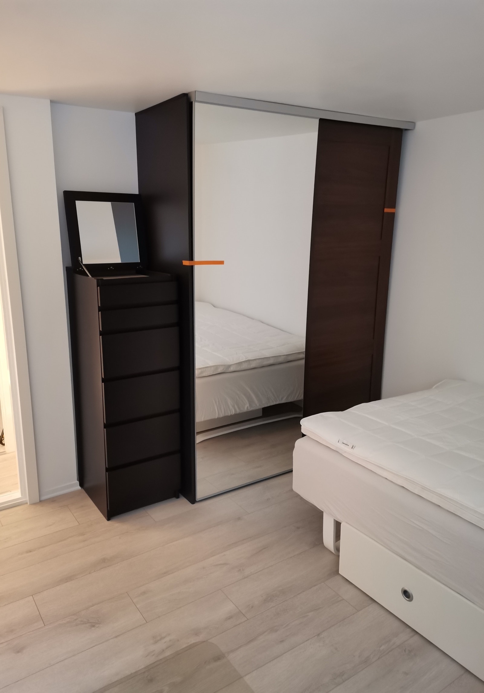 Funksjonell oppbevaring i alle 4 rom, skrivebord med kvalitets stol og lampe til effektivt arbeid, nye senger og Ny_madrassevern m.m. Galleribilde