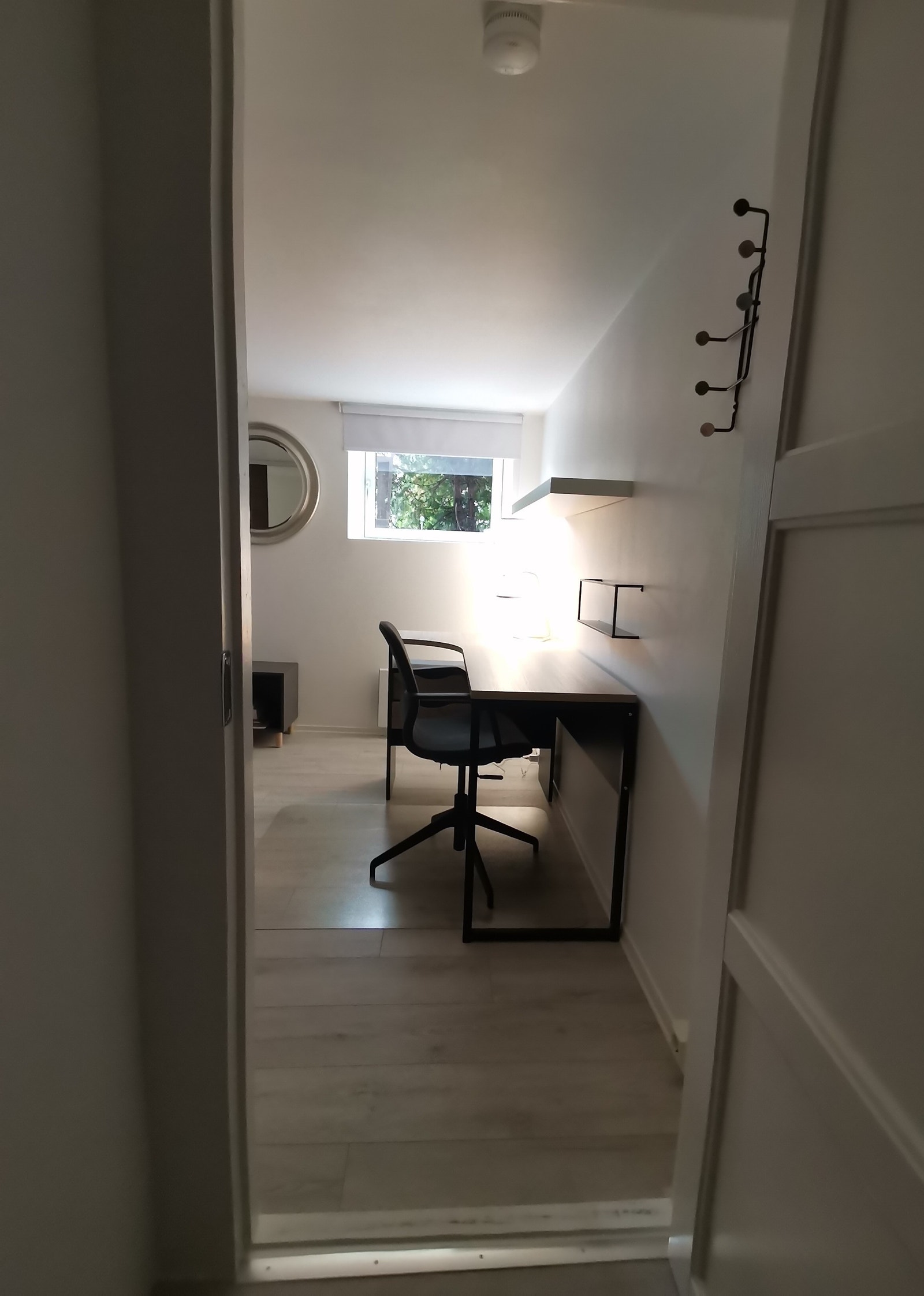 Funksjonell oppbevaring i alle 4 rom, skrivebord med kvalitets stol og lampe til effektivt arbeid, nye senger og Ny_madrassevern m.m. Galleribilde