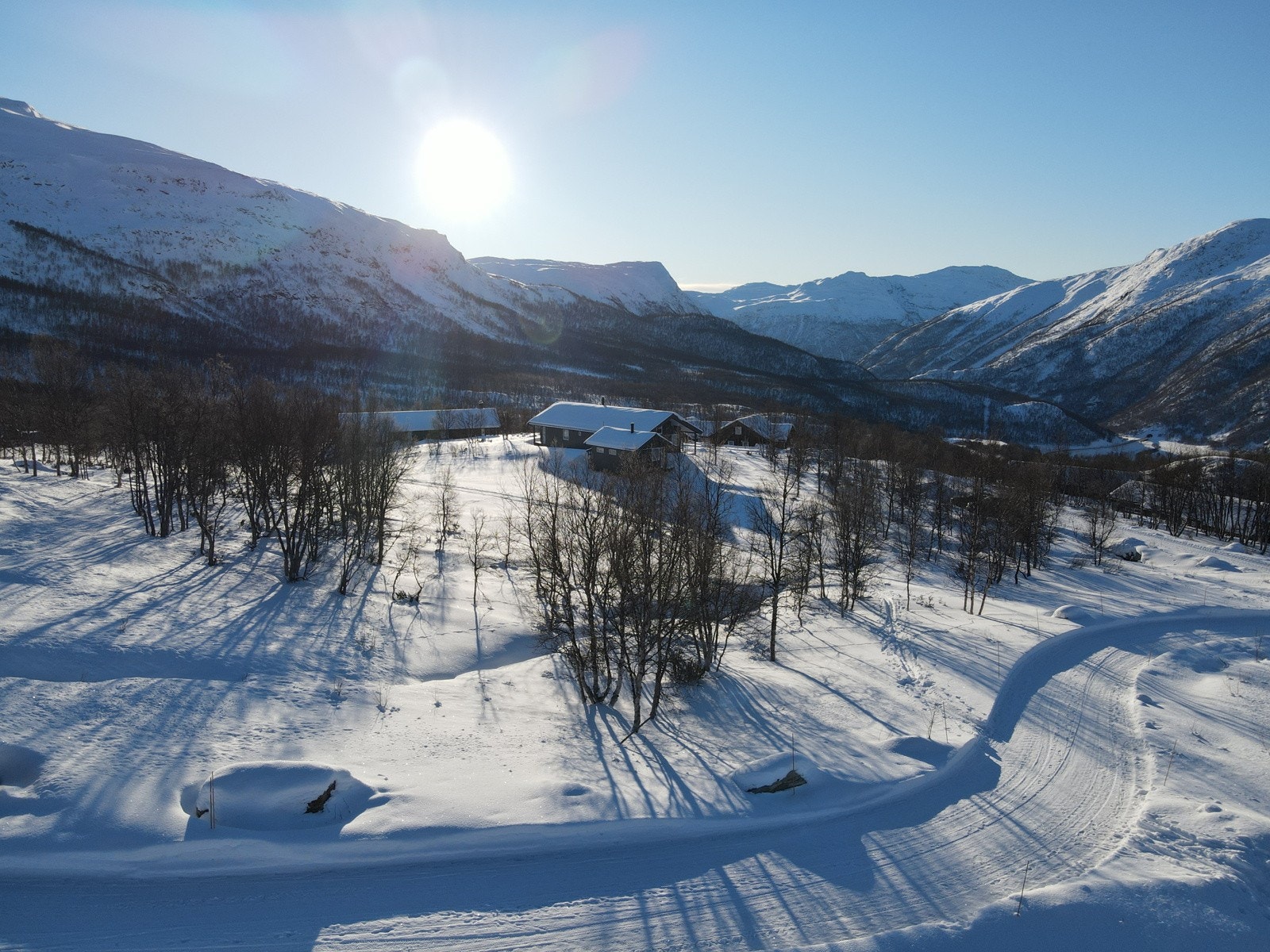 Med snøgaranti, flere fjelltopper man kan bestige er dette et yndet sted for å ha en fritidsbolig. Galleribilde