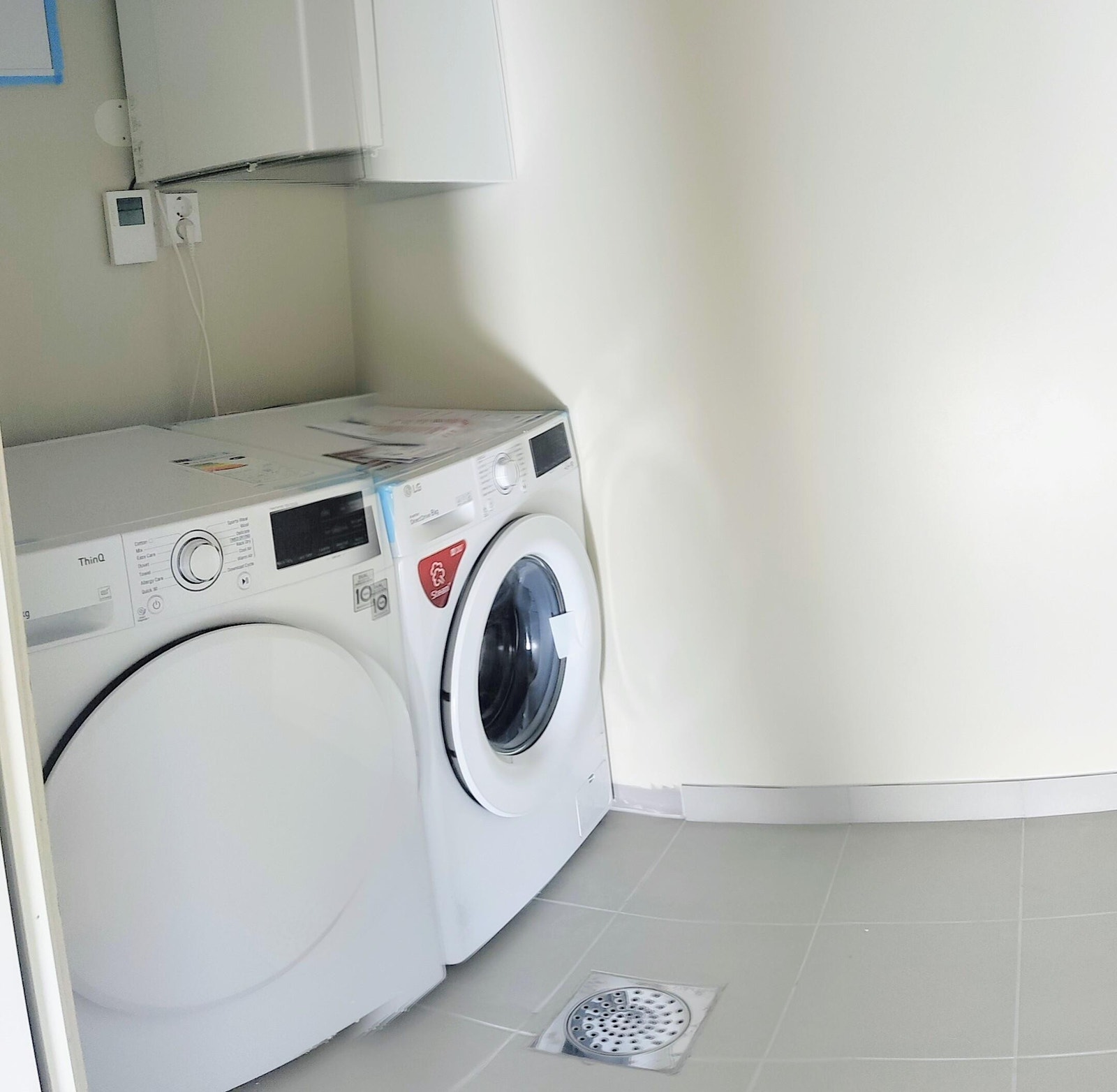 Eget vaskerom med vaskemaskin og tørketrommel Galleribilde
