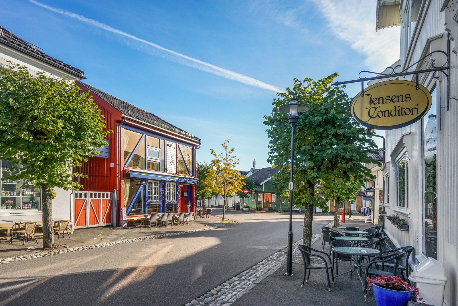 Koselige Stavern sentrum. Galleribilde