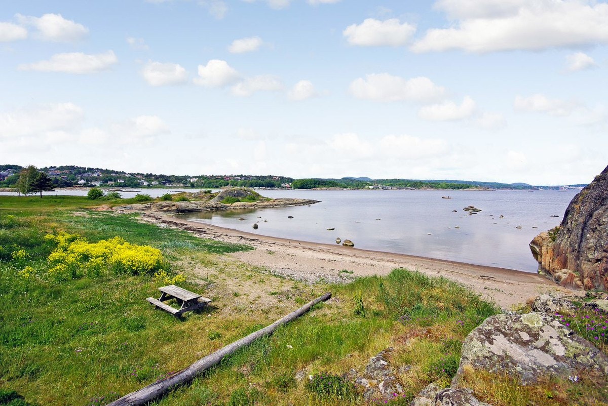 Nordstranda som ligger rett ved - en populær badestrand for store og små. Galleribilde