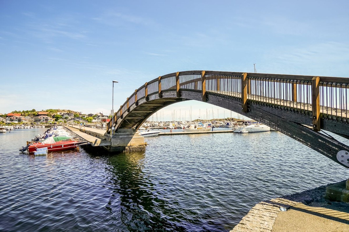 Gangbroen mellom bryggene. Galleribilde