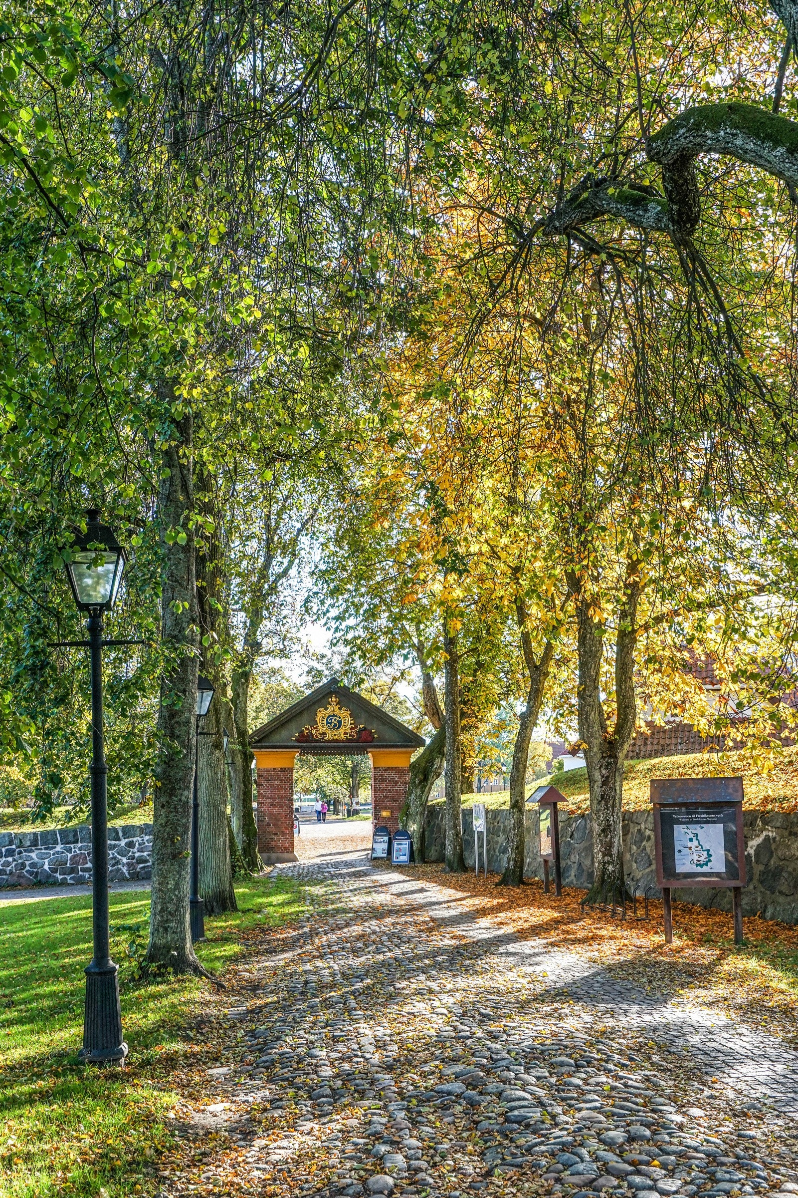 Inngangen til Fredriksvern verft og starten på Kyststien til Helgeroa. Galleribilde