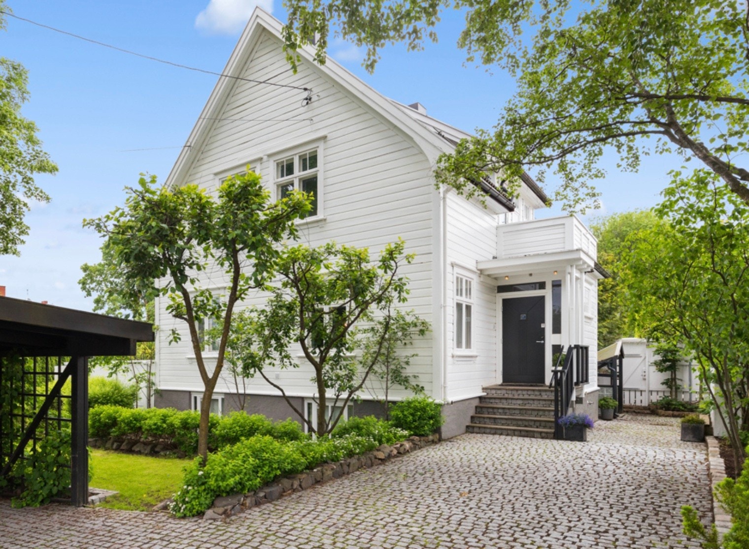 Kjeller - skjermet med hekk og godt med lys Galleribilde