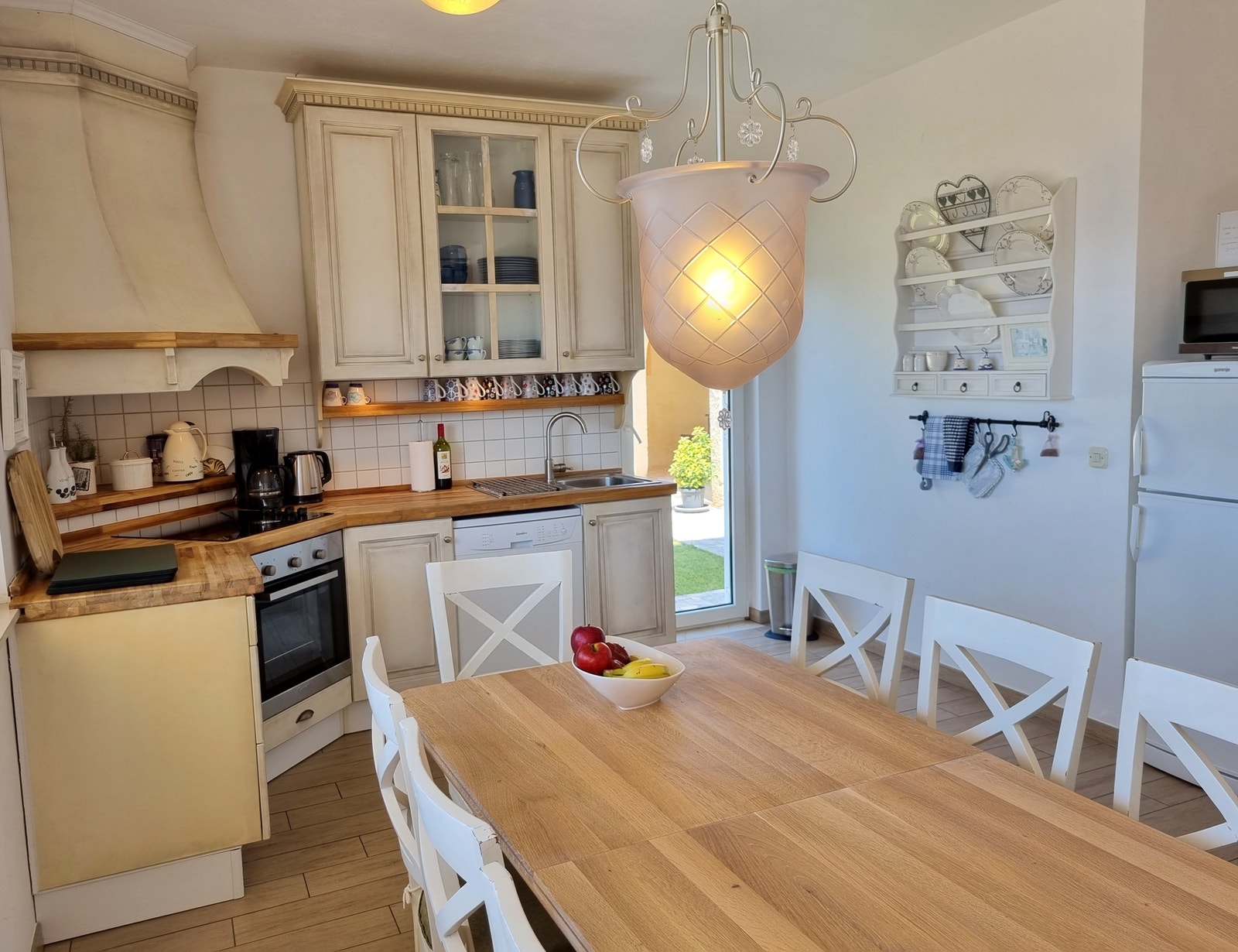 Velutstyrt kjøkken med oppvaskmaskin Galleribilde