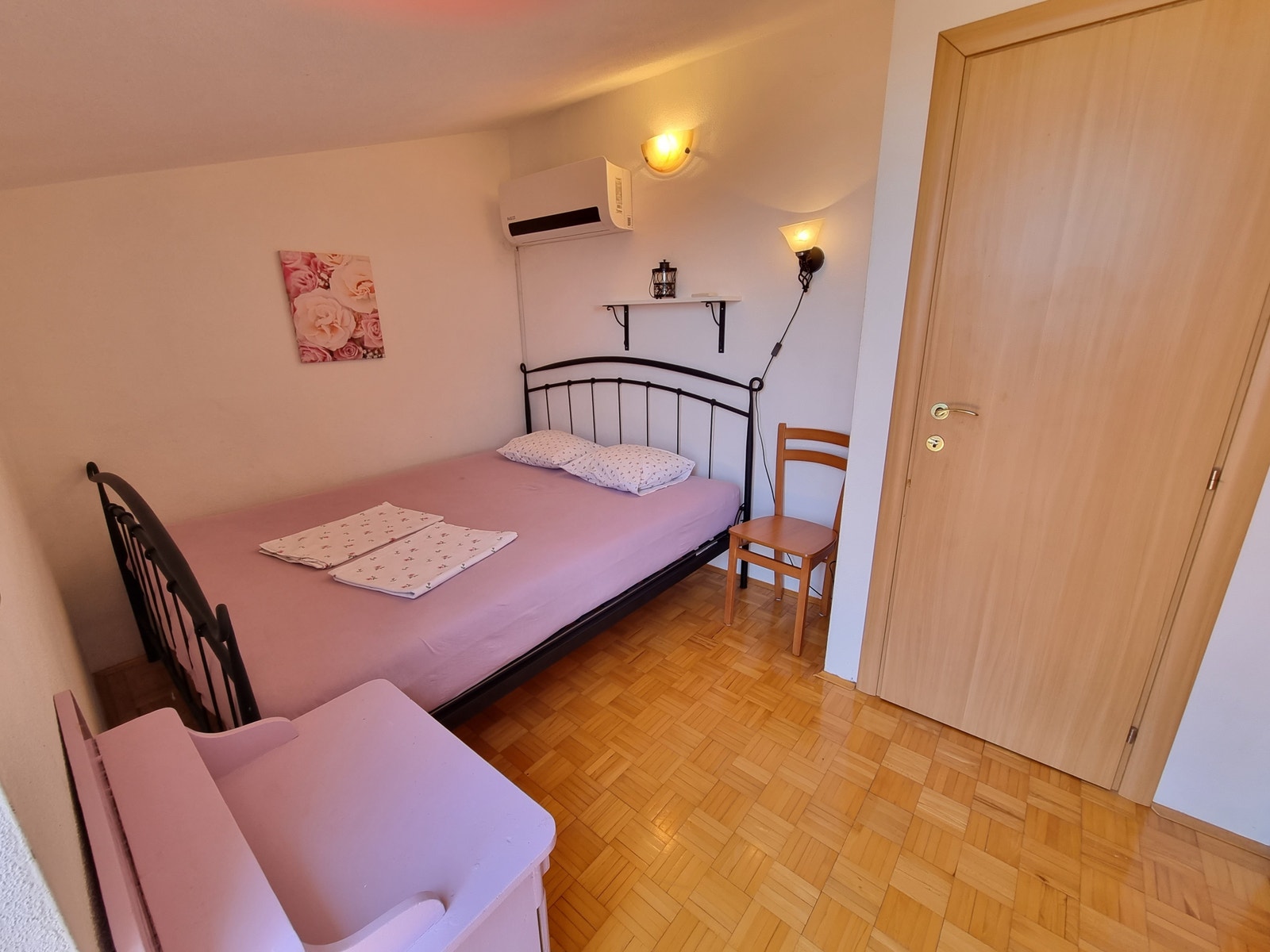 Soverom med AC og balkong med sjøutsikt Galleribilde