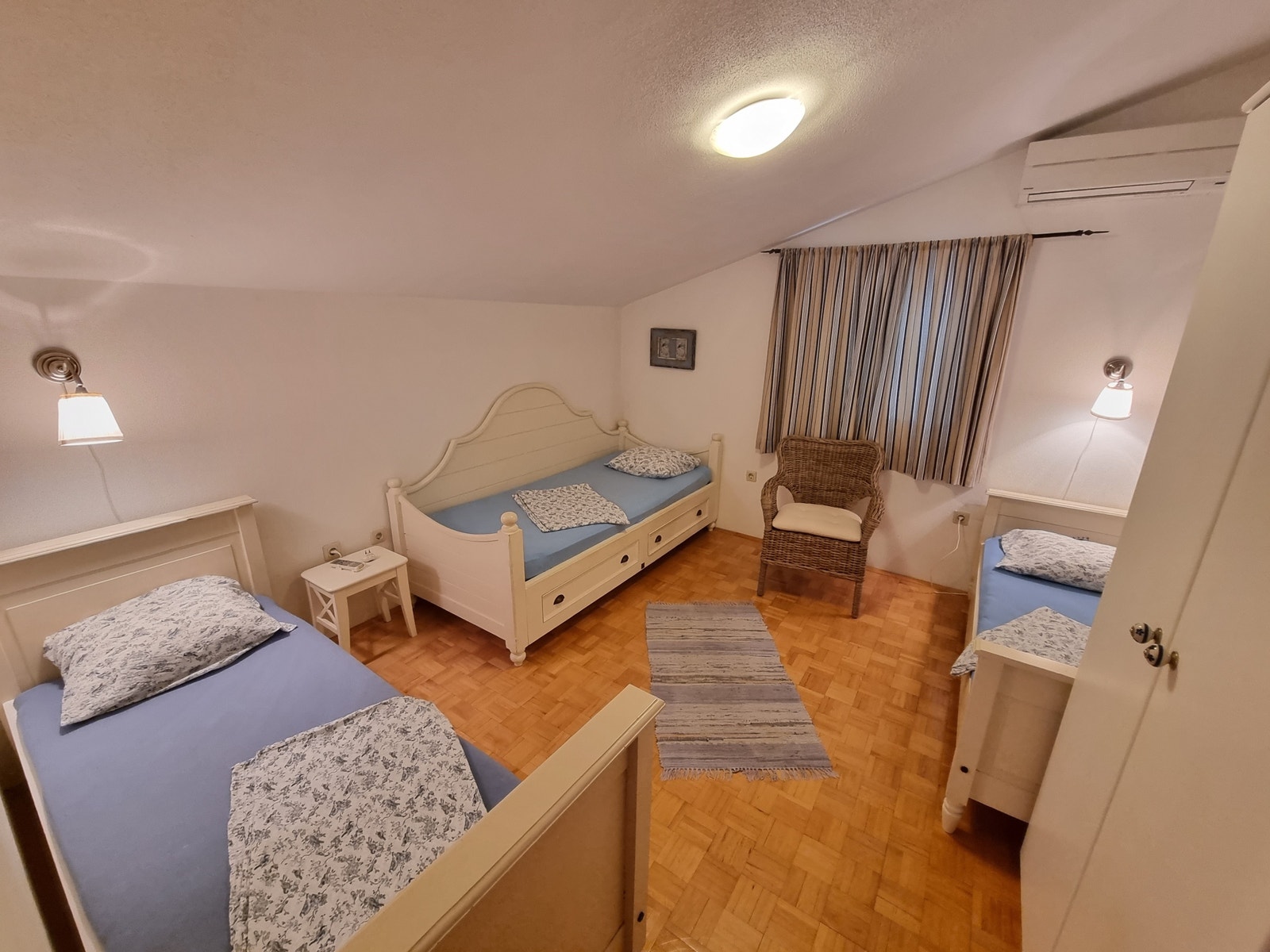 Soverom med 3 enkle senger. Barneseng kan ordnes Galleribilde