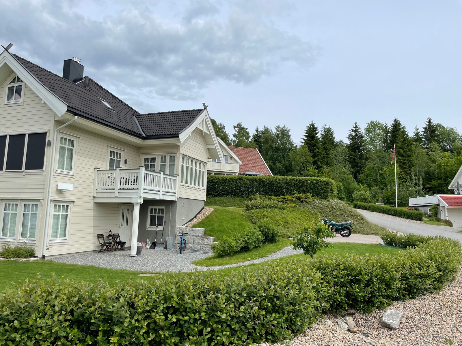 Egen inngang og parkeringsplass til 2 biler Galleribilde