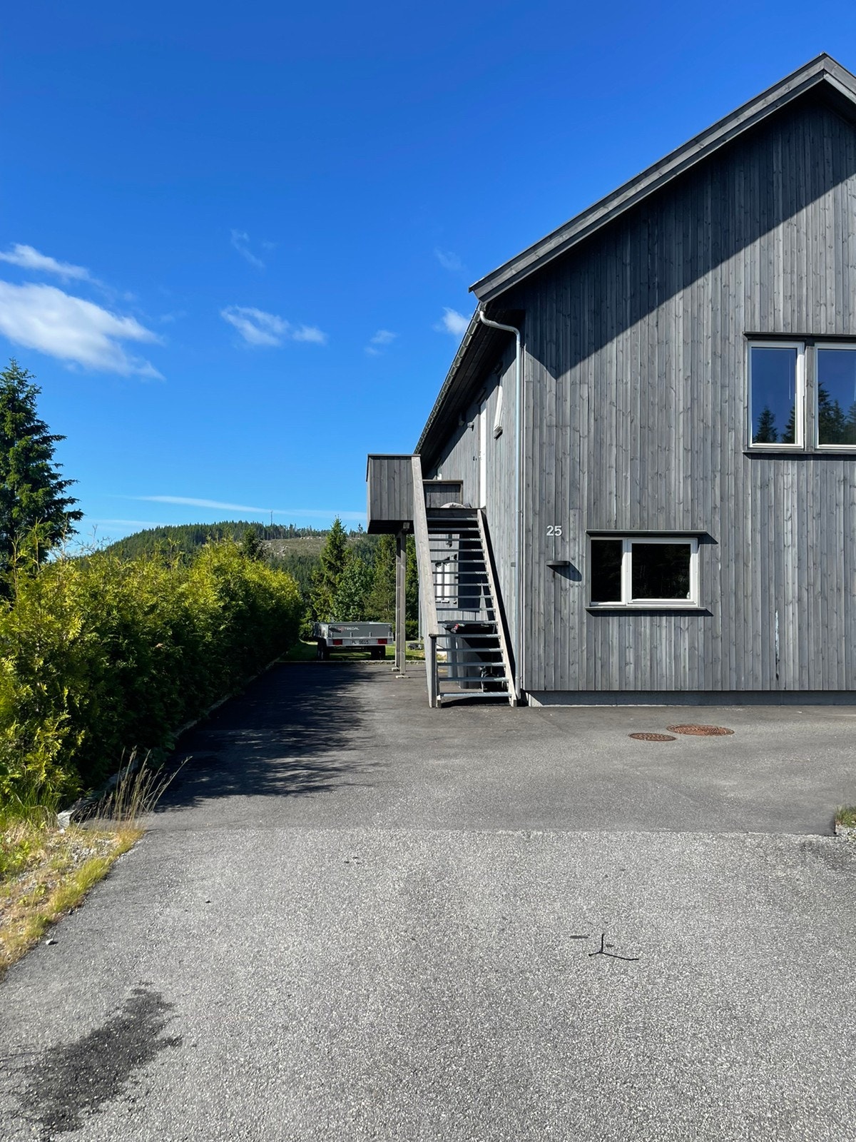 Trapp og parkeringsplass Galleribilde