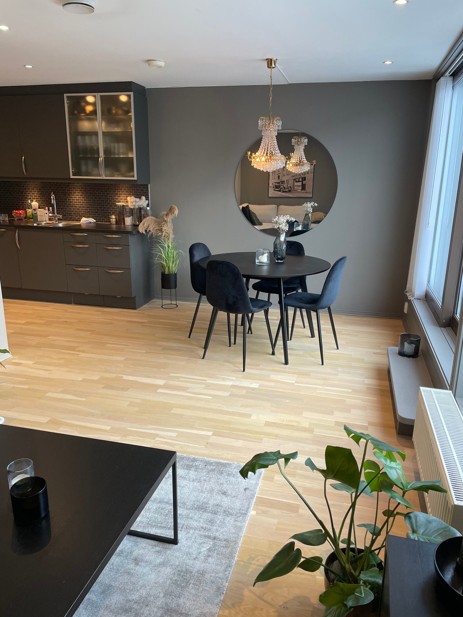 Stuearealet oppleves som romslig med store vindusflater Galleribilde