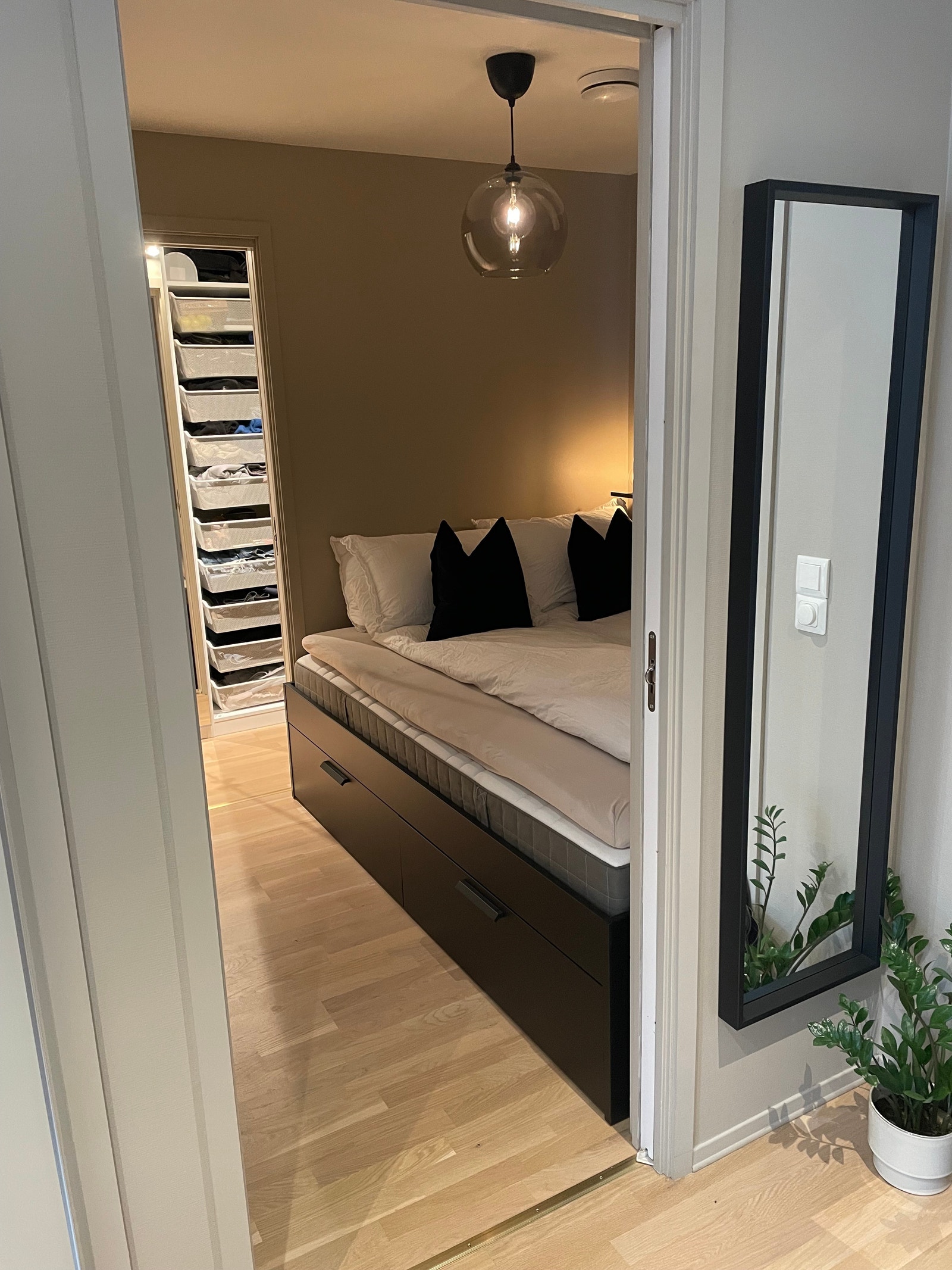 Soverom med walk-in garderobe Galleribilde