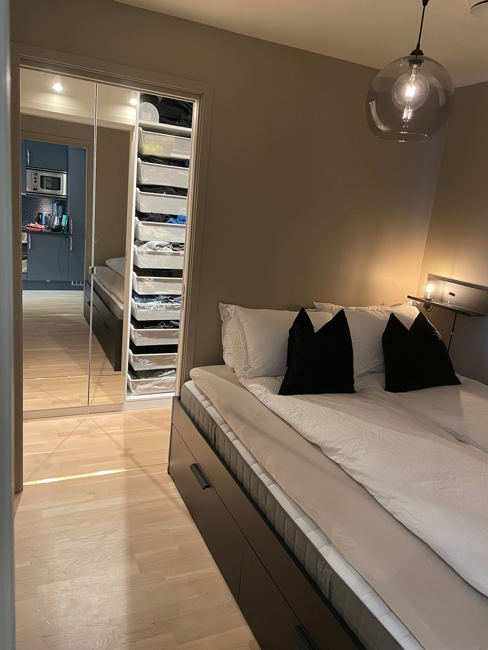 160x200 cm seng med skuffer. Skjermet mot en rolig bakgård Galleribilde