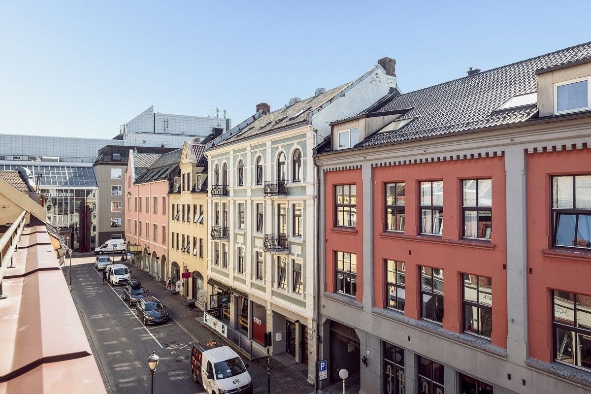 Gaten utenfor er lite trafikkert da den er enveiskjørt Galleribilde