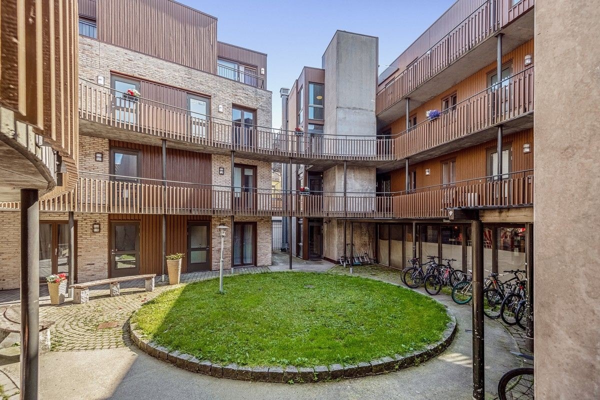 Bakgård med sykkelparkering Galleribilde