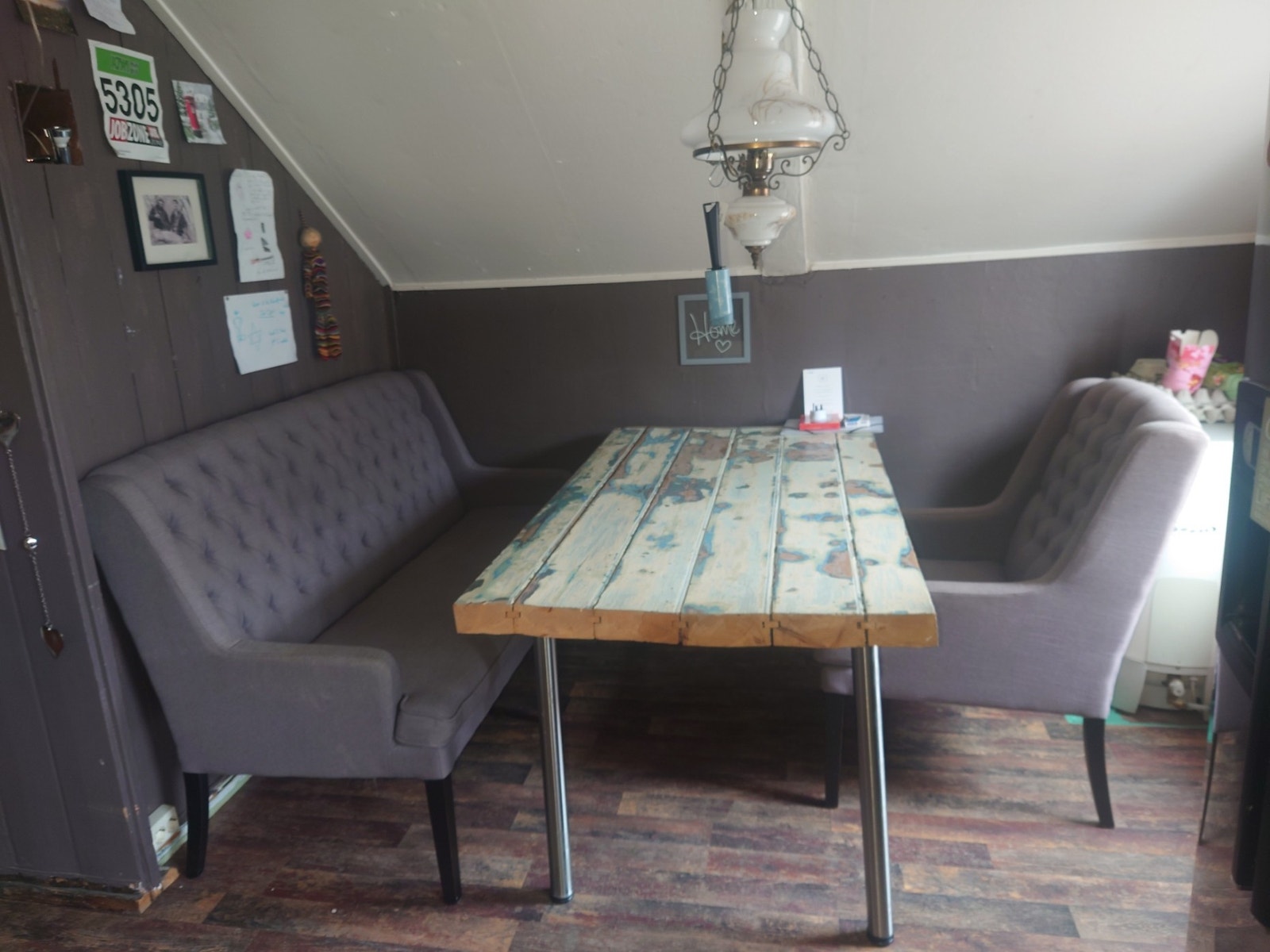 Veldig koselig spisekrok, 2 stoler og spisesofa. Galleribilde