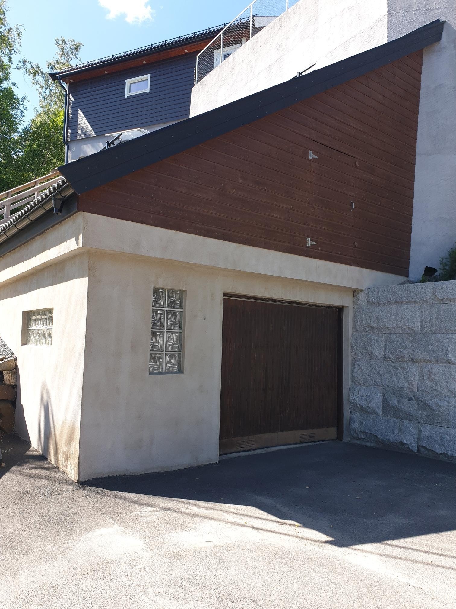 Mulighet til å oppbevaring av noe utstyr i fellesgarasje. Ikke parkering for bil i garasjen, men parkeringsplass utenfor. Galleribilde