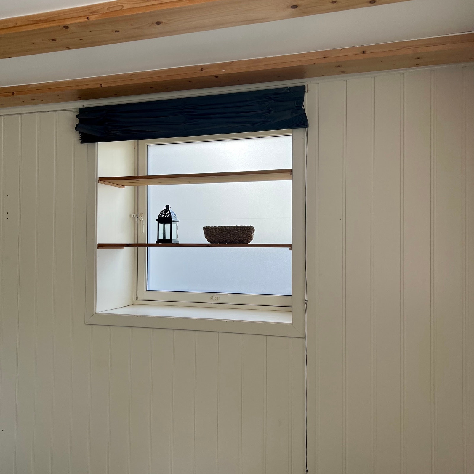 Rom 3 - Hylle i vindu Galleribilde