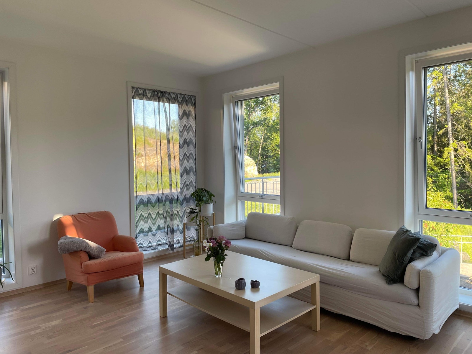 Koselig stue med mye lys Galleribilde