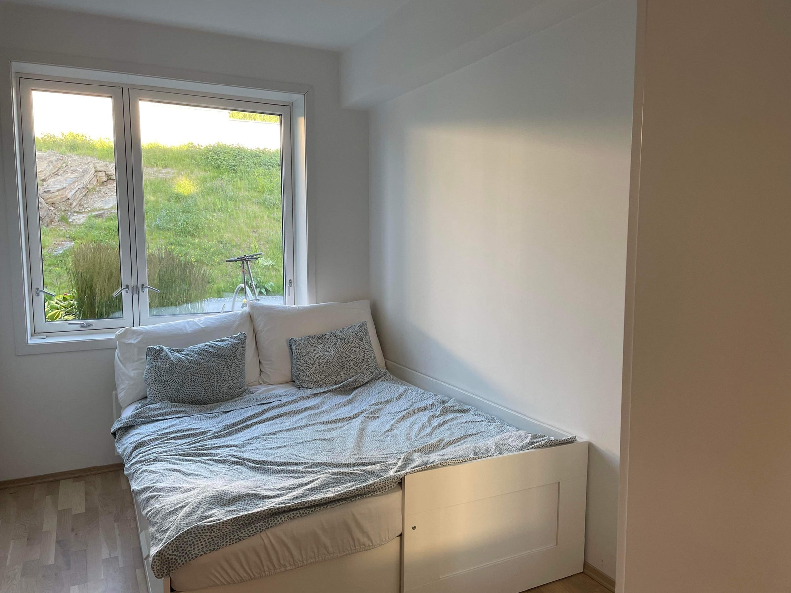 Deilig soverom med god skapplass Galleribilde