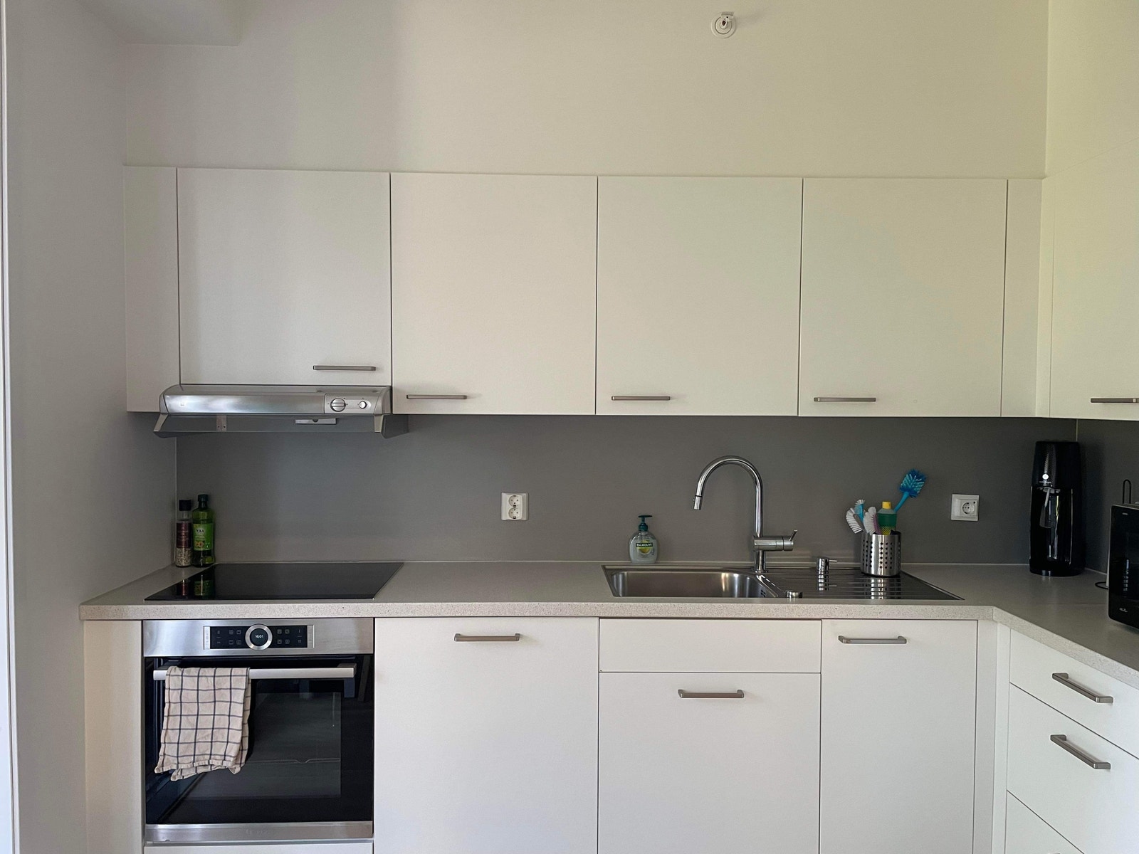 Romslig kjøkken med hvitevarer Galleribilde